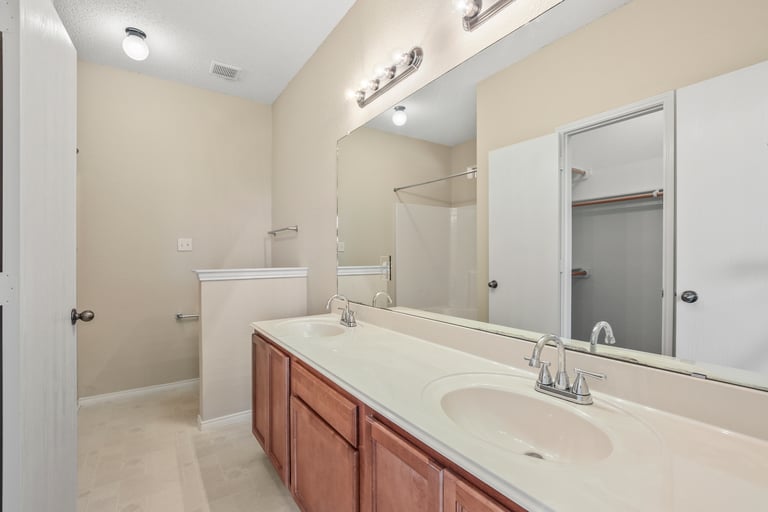 Photo 13 of 25 - 6337 Downeast Dr, Fort Worth, TX 76179