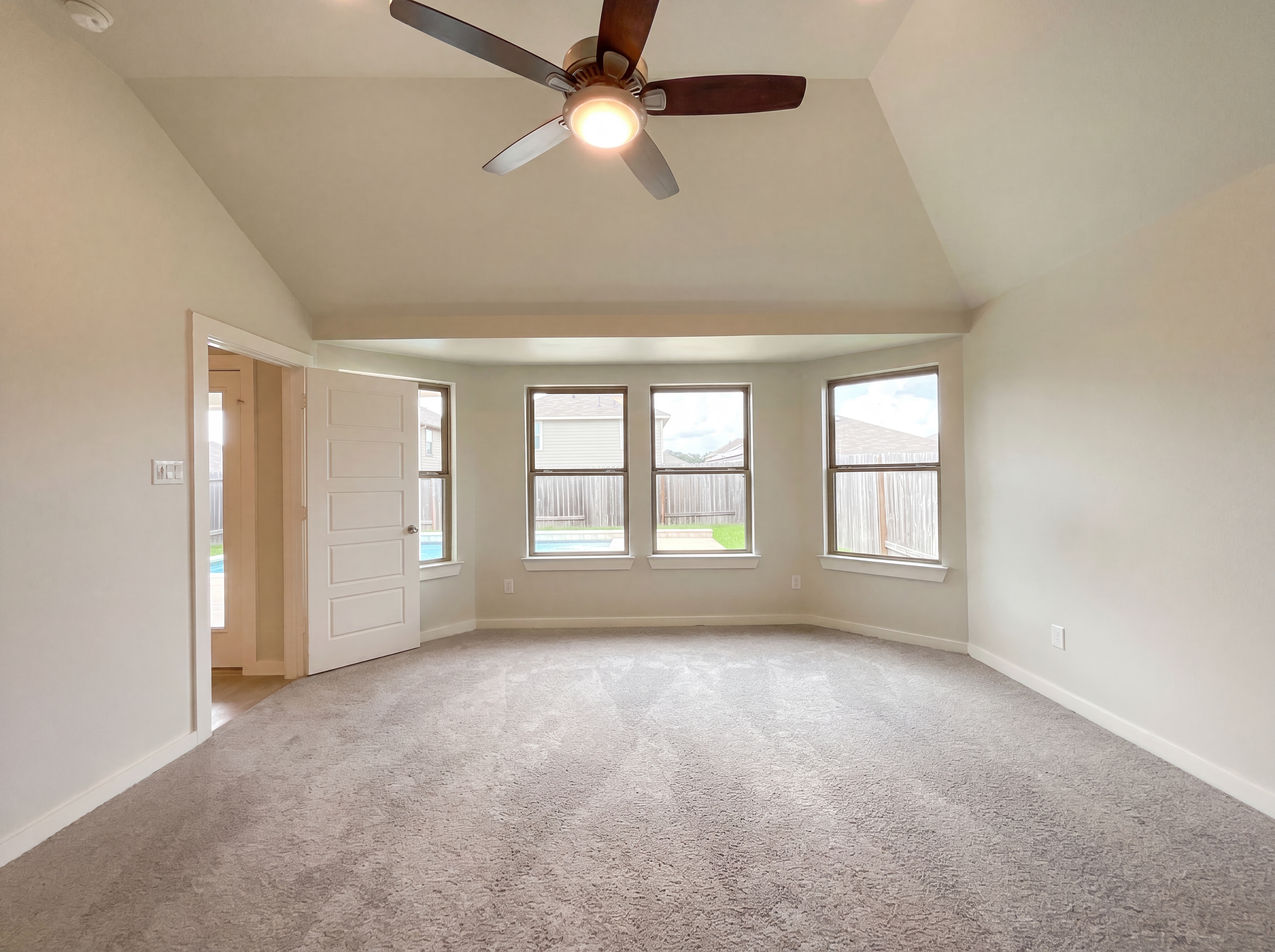 Photo 4 of 17 of 823 Deerhurst Ln, Magnolia, TX