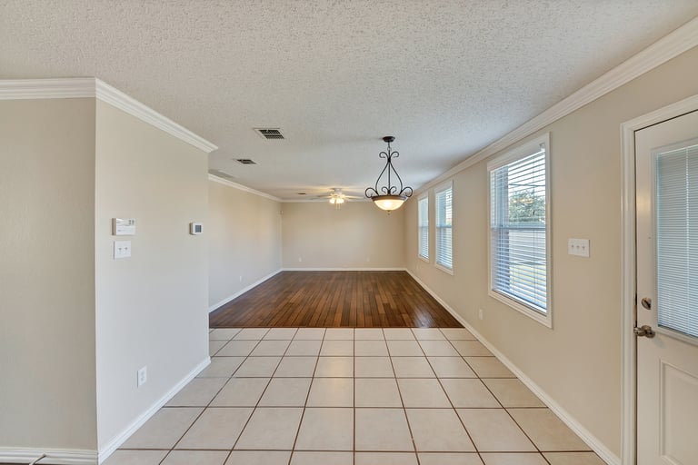 Photo 11 of 33 - 2056 Crosbyton Ln, Grand Prairie, TX 75052