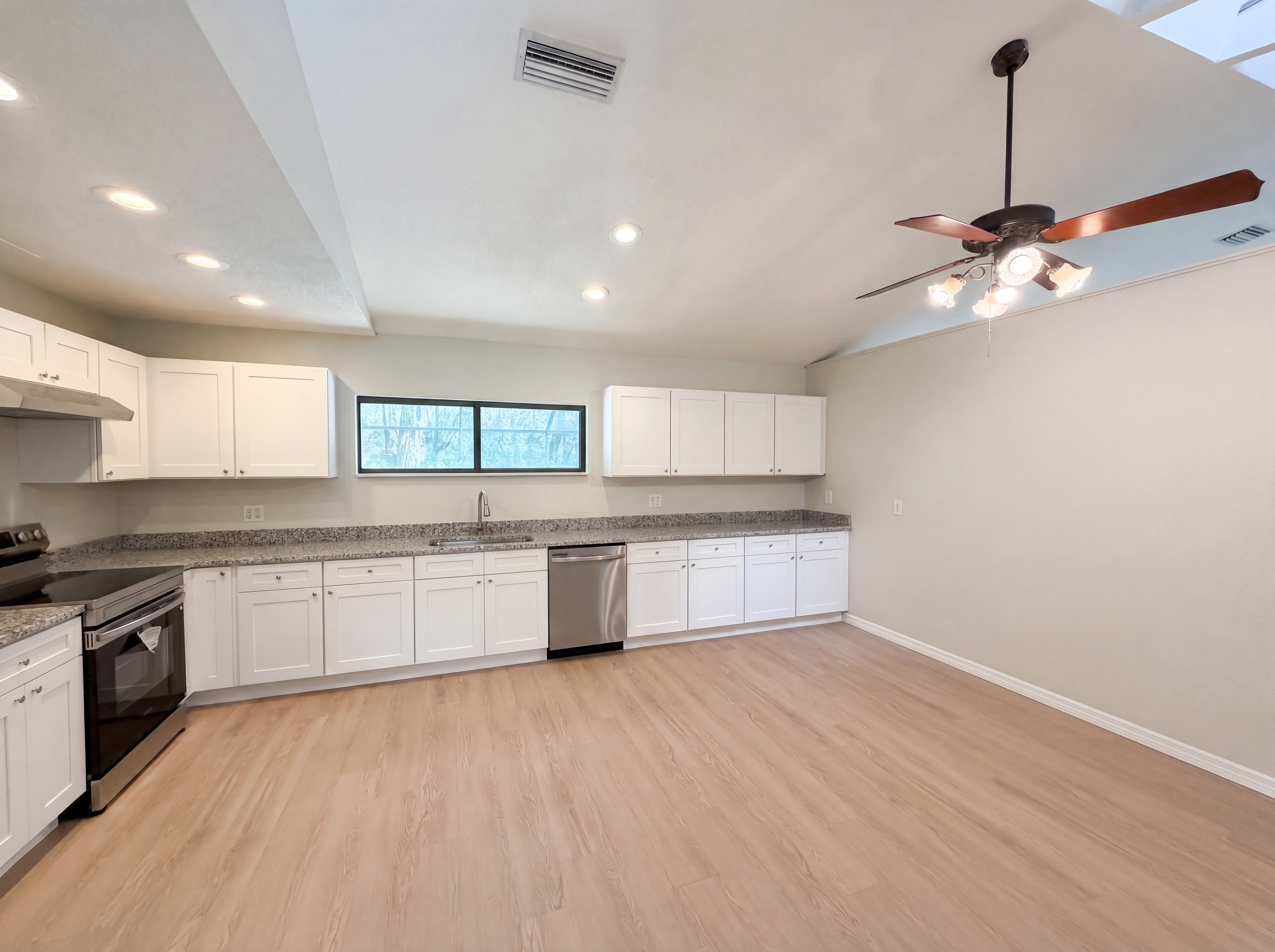 Photo 11 of 22 of 3739 Lake Griffin Rd, Lady Lake, FL