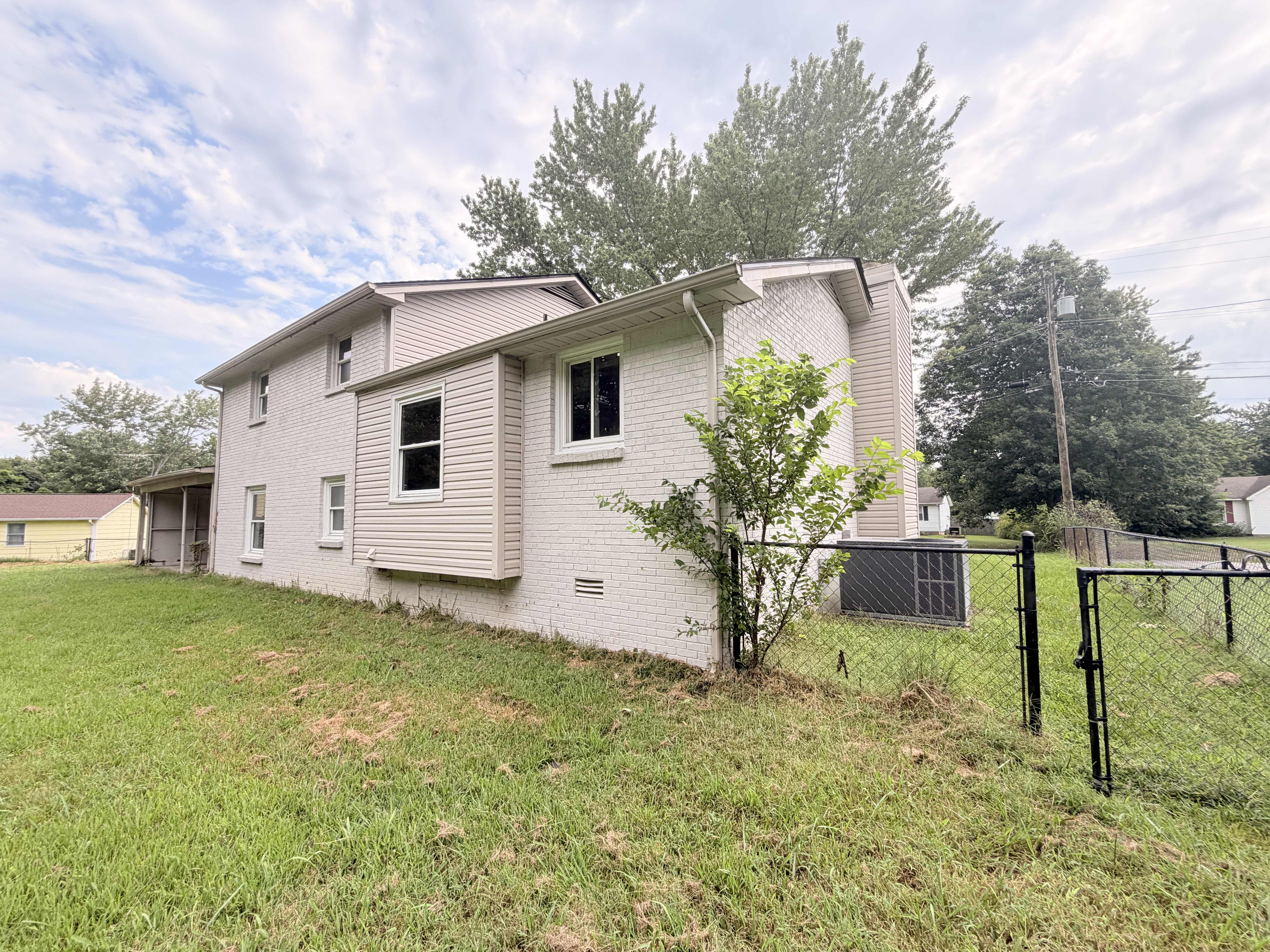 Photo 21 of 25 of 324 Woodale Dr, Clarksville, TN