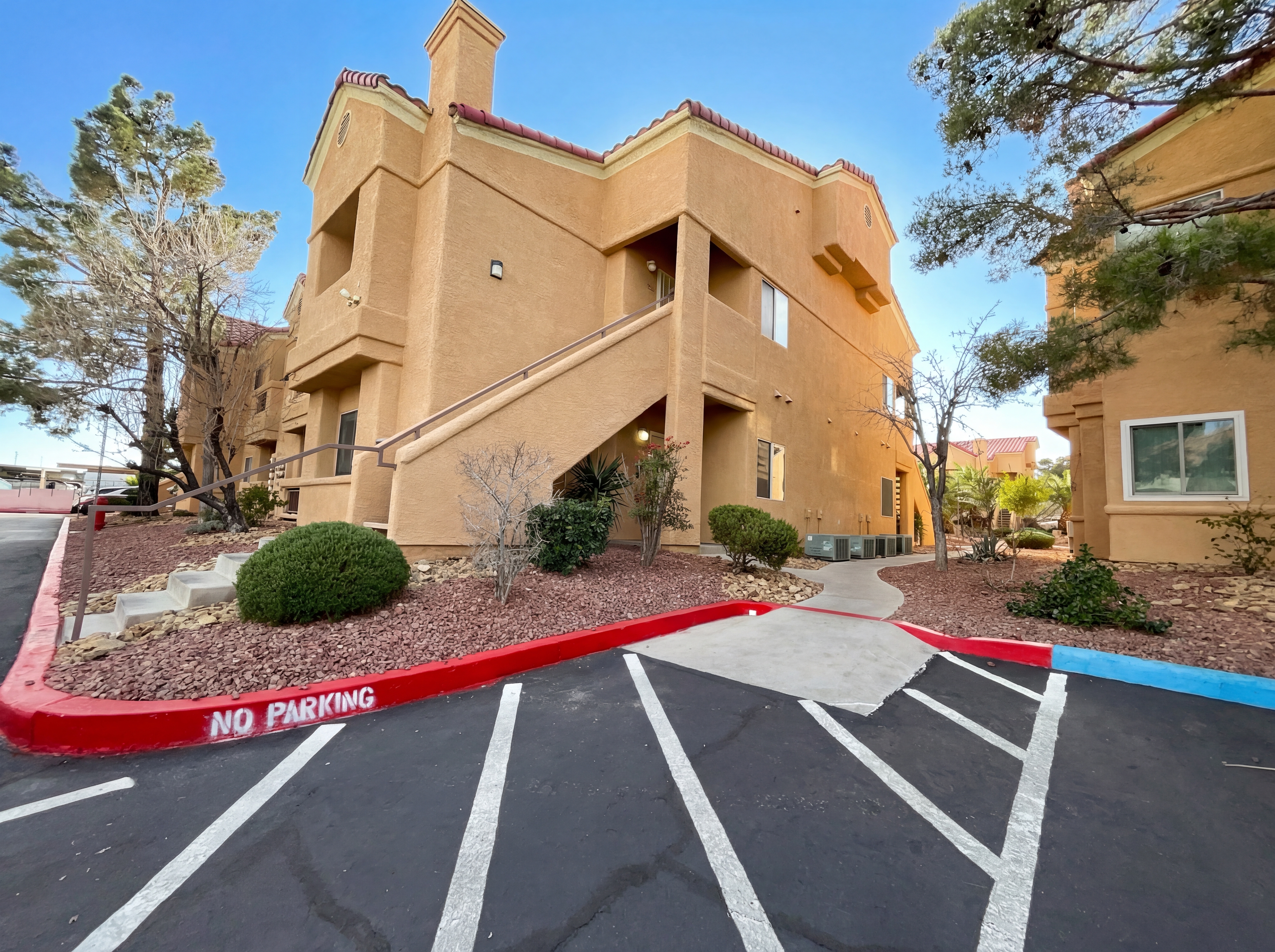Photo 7 of 19 of 900 Heavenly Hills Ct, Las Vegas, NV
