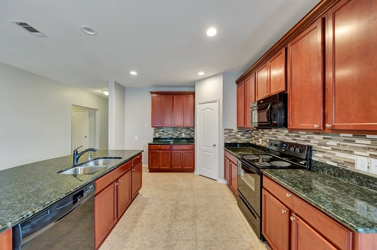 Photo 3 of 26 - 8737 Stone Valley Dr, Fort Worth, TX 76244