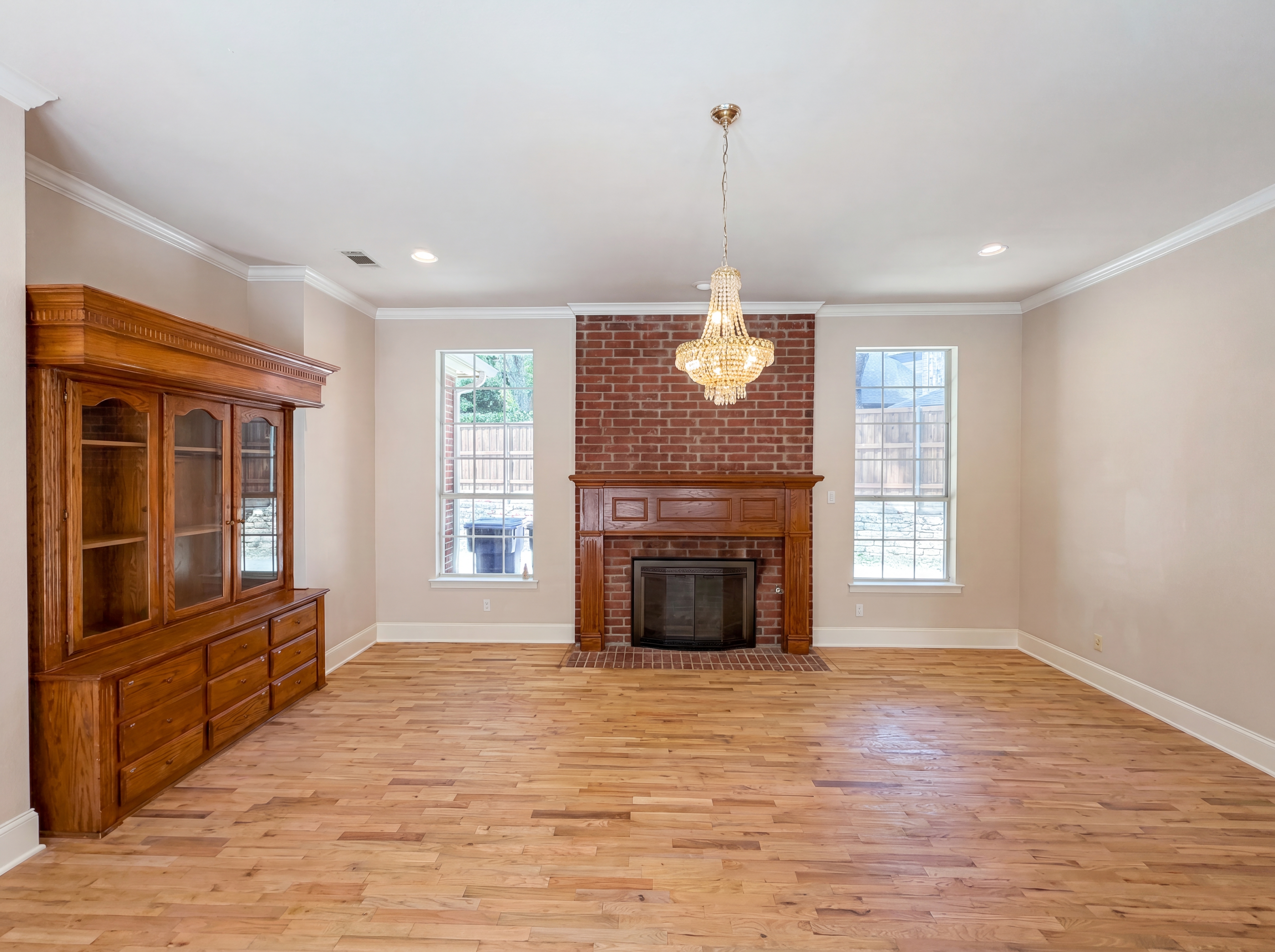 Photo 9 of 27 of 2533 Vista Creek Ct, Garland, TX