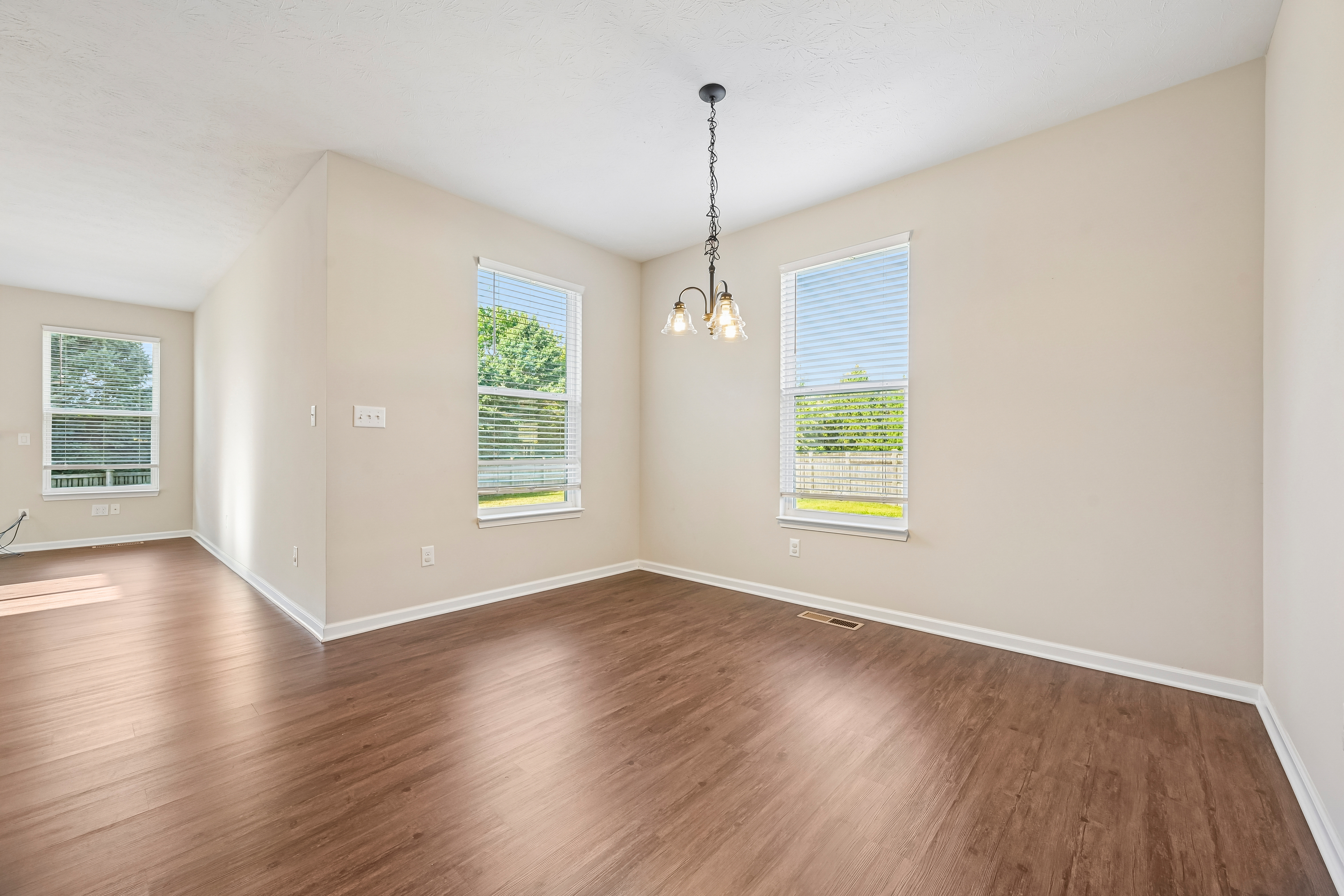 Photo 12 of 44 of 21323 Wharfdale Dr, Noblesville, IN
