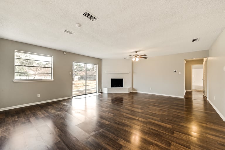 Photo 2 of 23 - 2517 Laredo Ct, Arlington, TX 76015