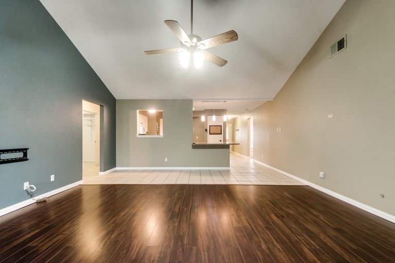 Photo 4 of 33 - 2925 Beachtree Ln, Bedford, TX 76021