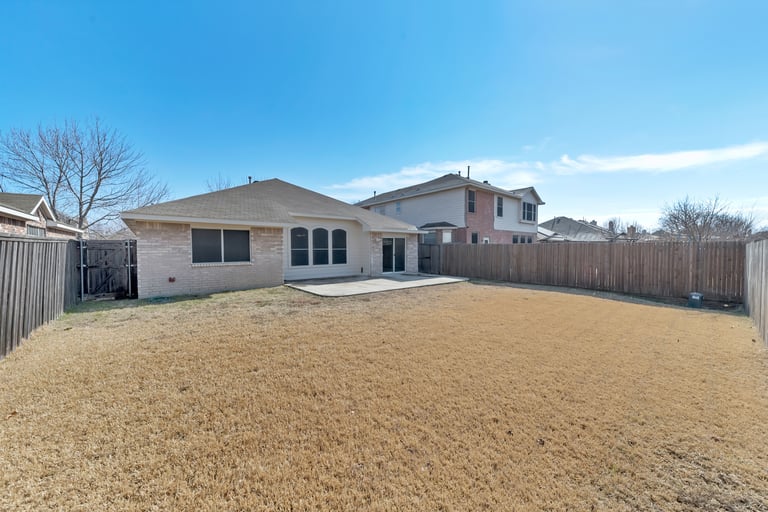 Photo 23 of 27 - 645 Babbling Brook Dr, Saginaw, TX 76179