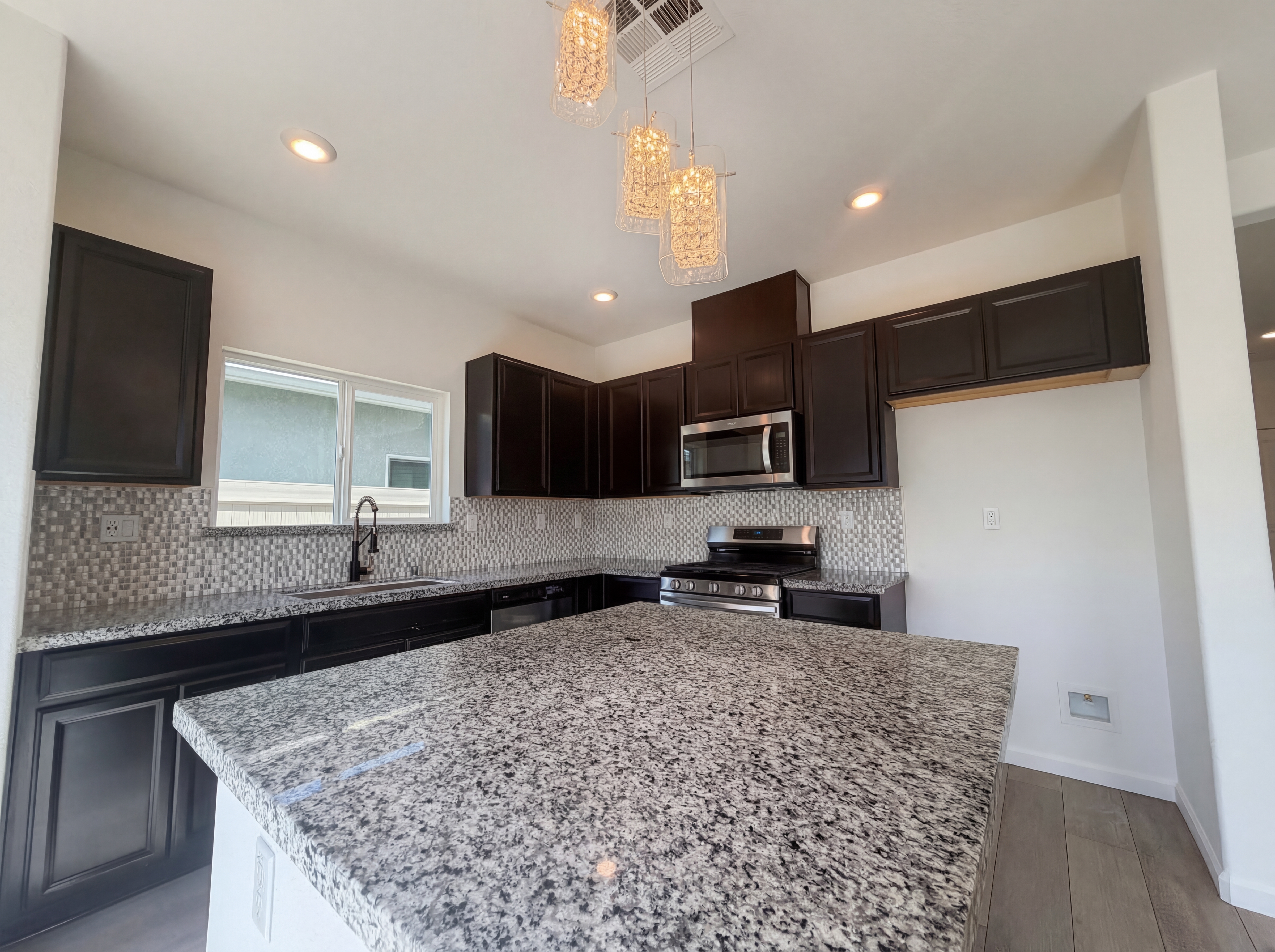 Photo 2 of 46 of 1176 Willow Hill Ave, Sacramento, CA
