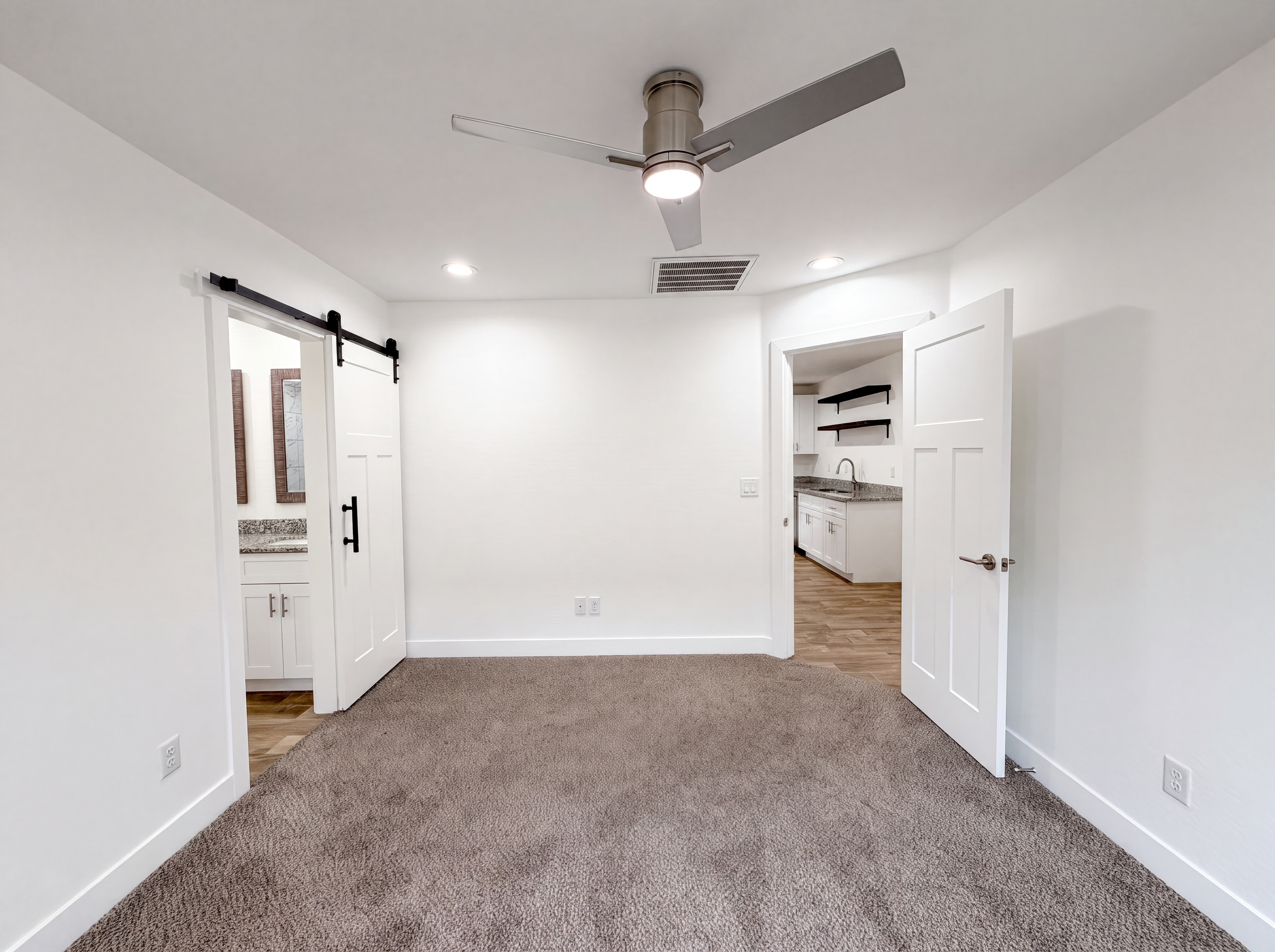 Photo 4 of 19 of 5713 S 13th Ave, Phoenix, AZ