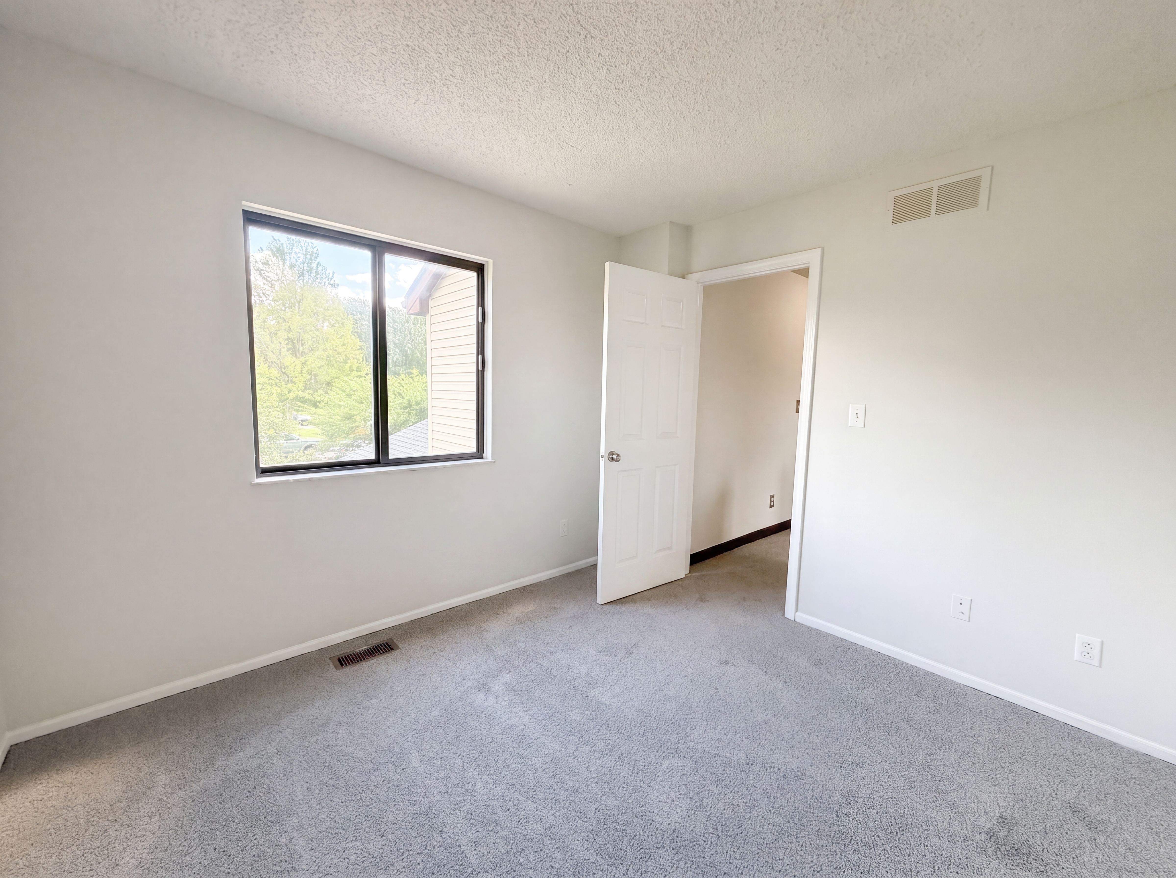 Photo 21 of 41 of 3581 Meadowgate Ct, Pickerington, OH