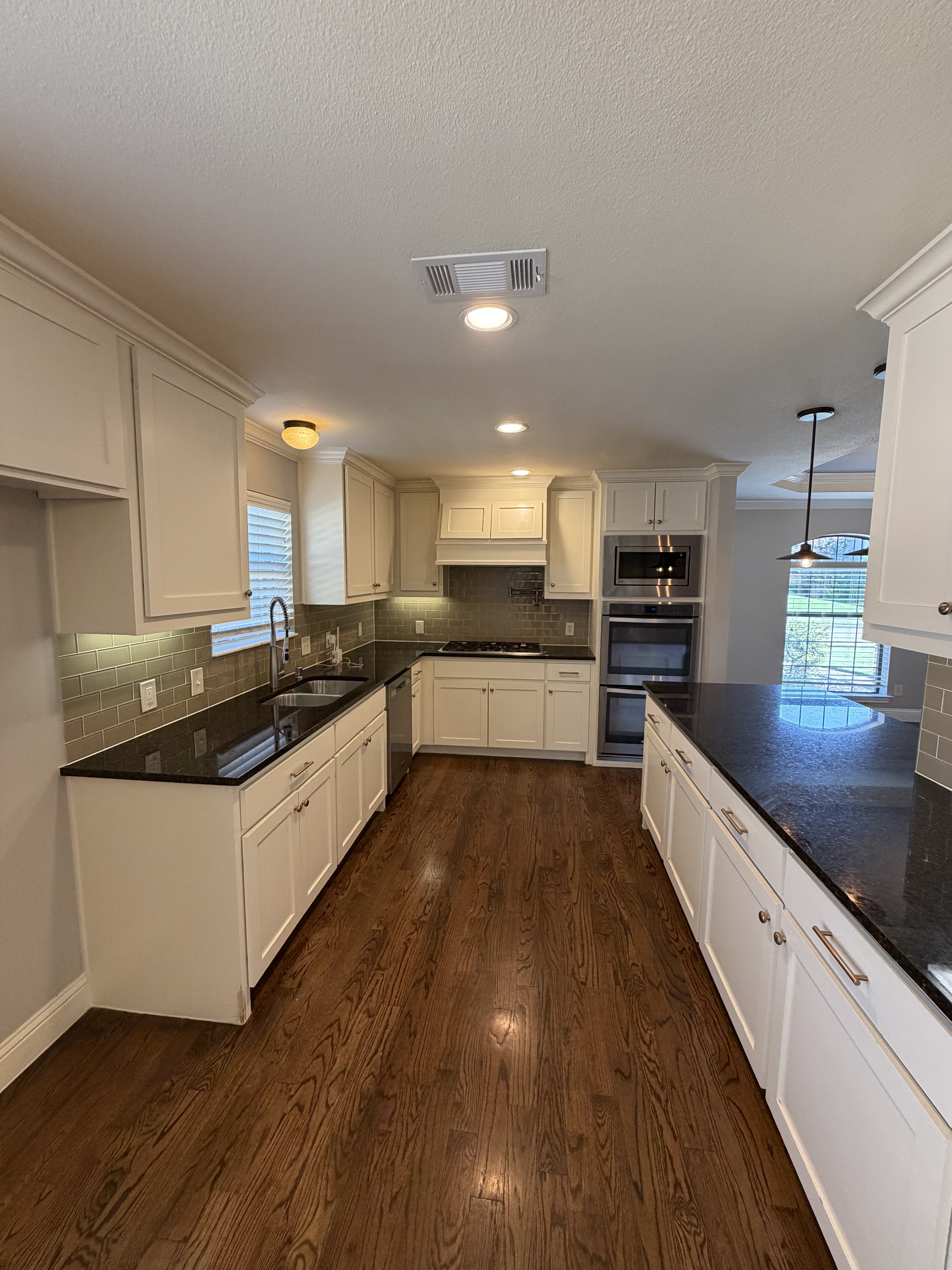 Photo 6 of 22 of 3032 Laguna Dr, Plano, TX