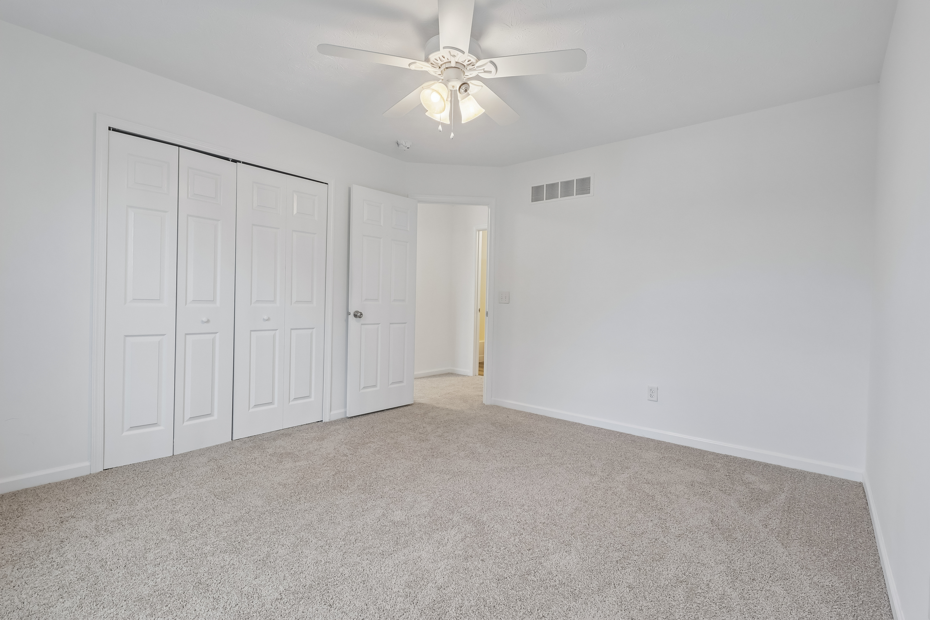 Photo 4 of 35 of 3315 Hidden Brook Dr, Ravenna, OH