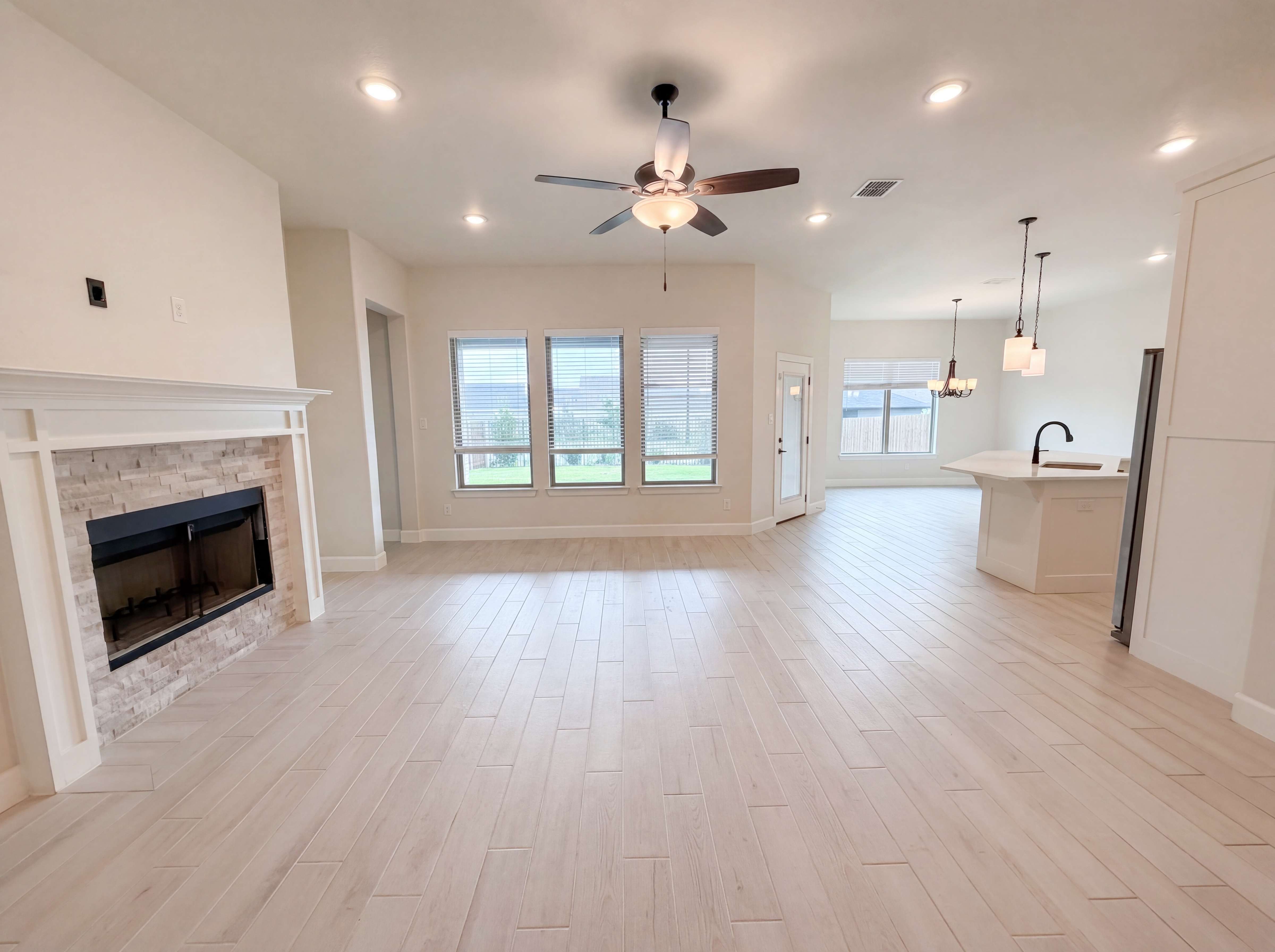 Photo 3 of 19 of 612 Wood Brook Ln, Burleson, TX