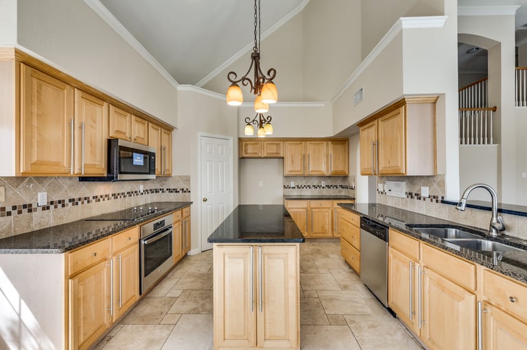 Photo 4 of 36 - 5700 Christy Ln, Haltom City, TX 76137