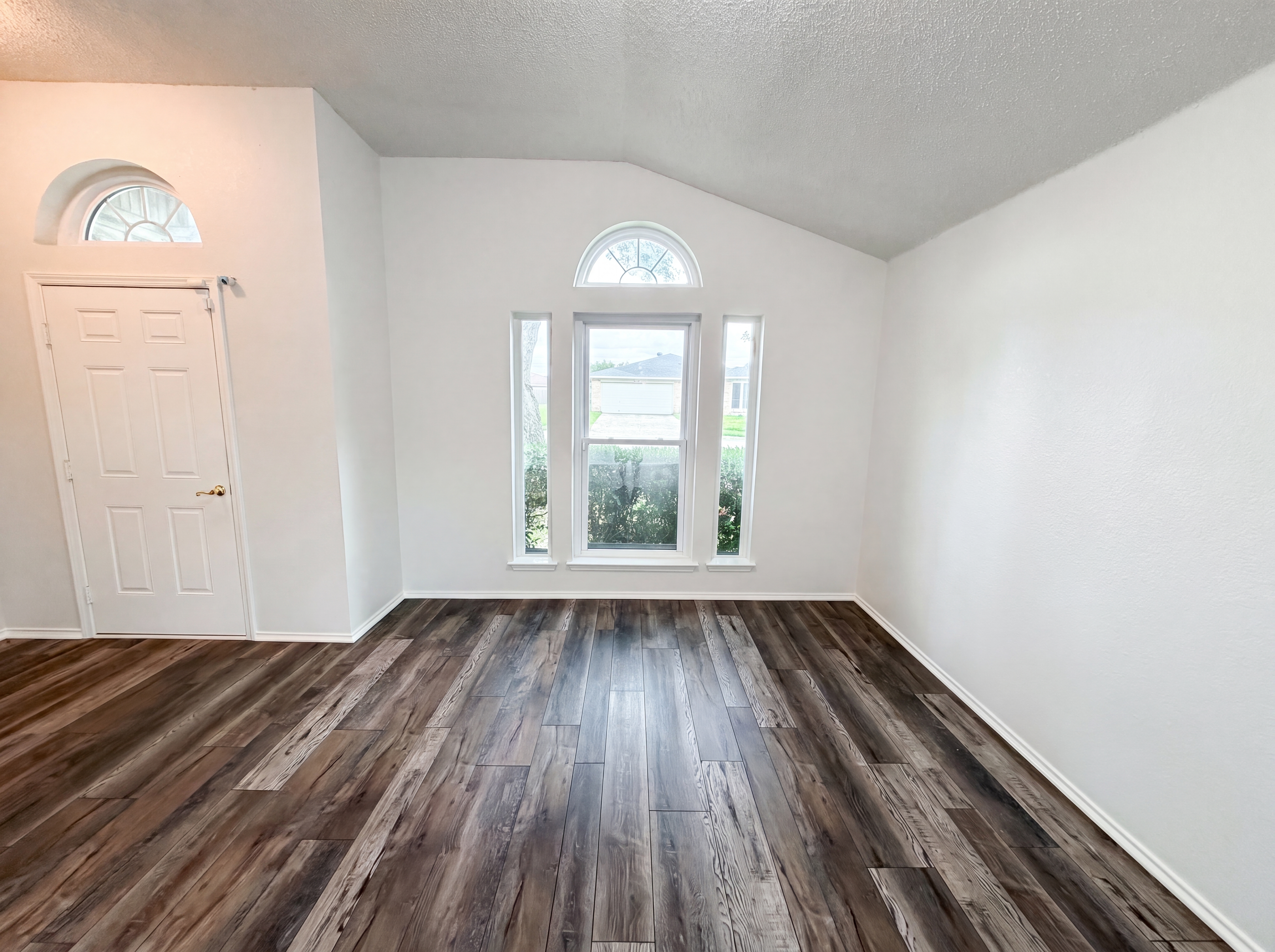 Photo 6 of 18 of 10304 Pondwood Dr, Dallas, TX
