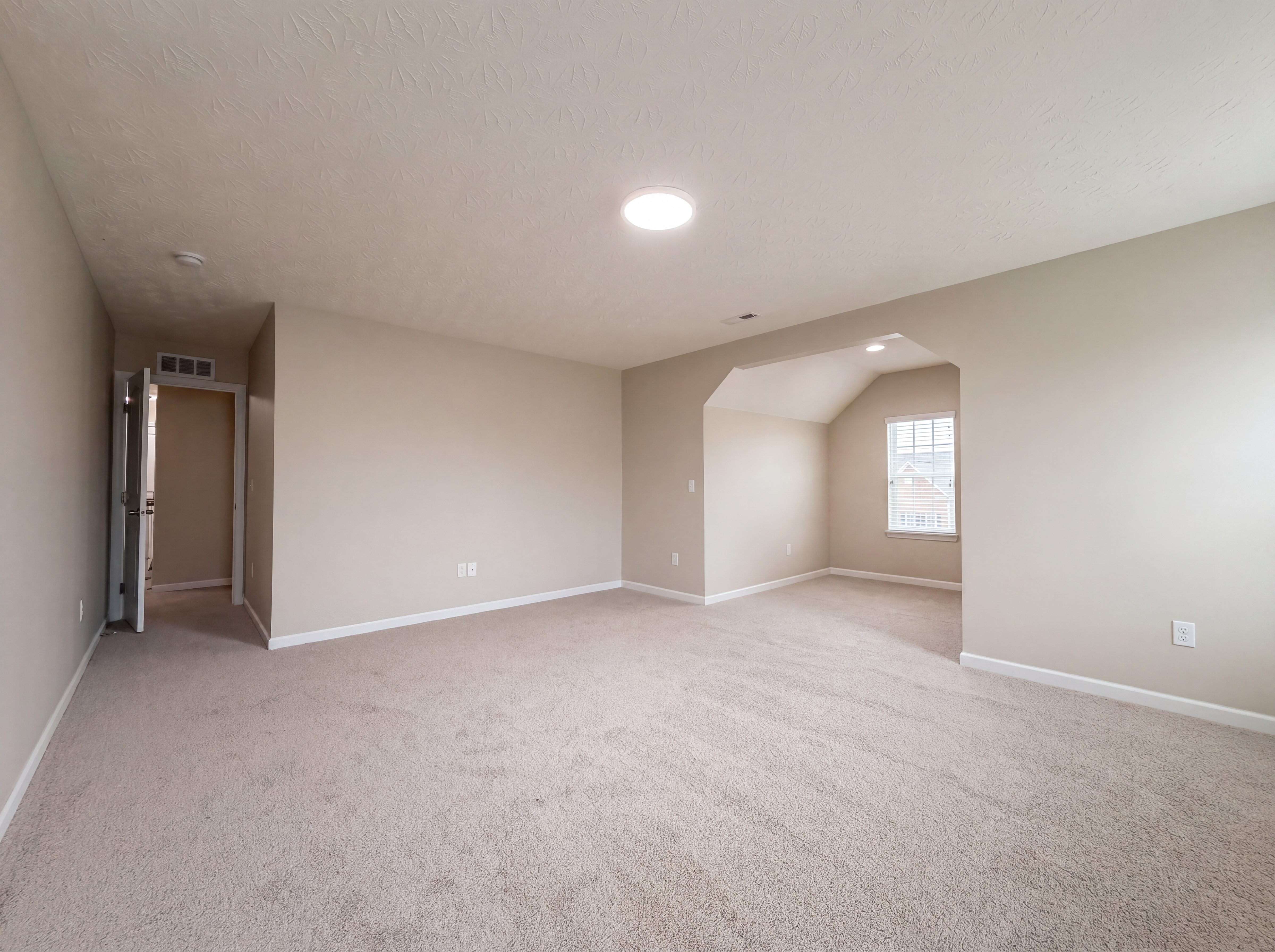 Photo 8 of 37 of 7533 Cherokee Ln, Liberty Township, OH