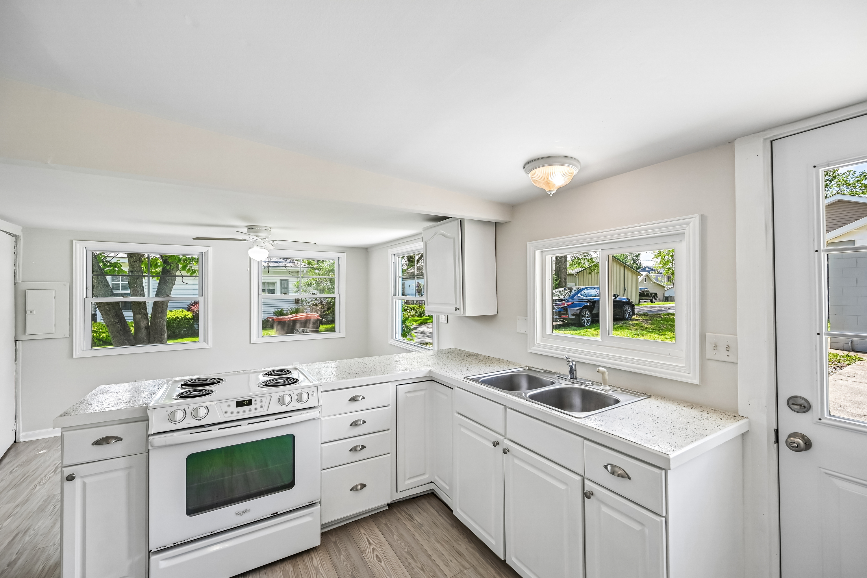 Photo 2 of 31 of 109 Beacon Light Ln, Buckeye Lake, OH