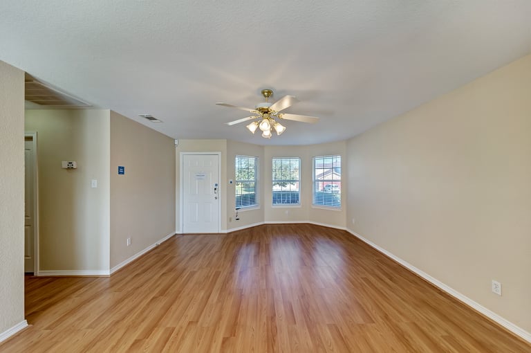Photo 7 of 22 - 2648 Bishop Allen Ln, Dallas, TX 75237