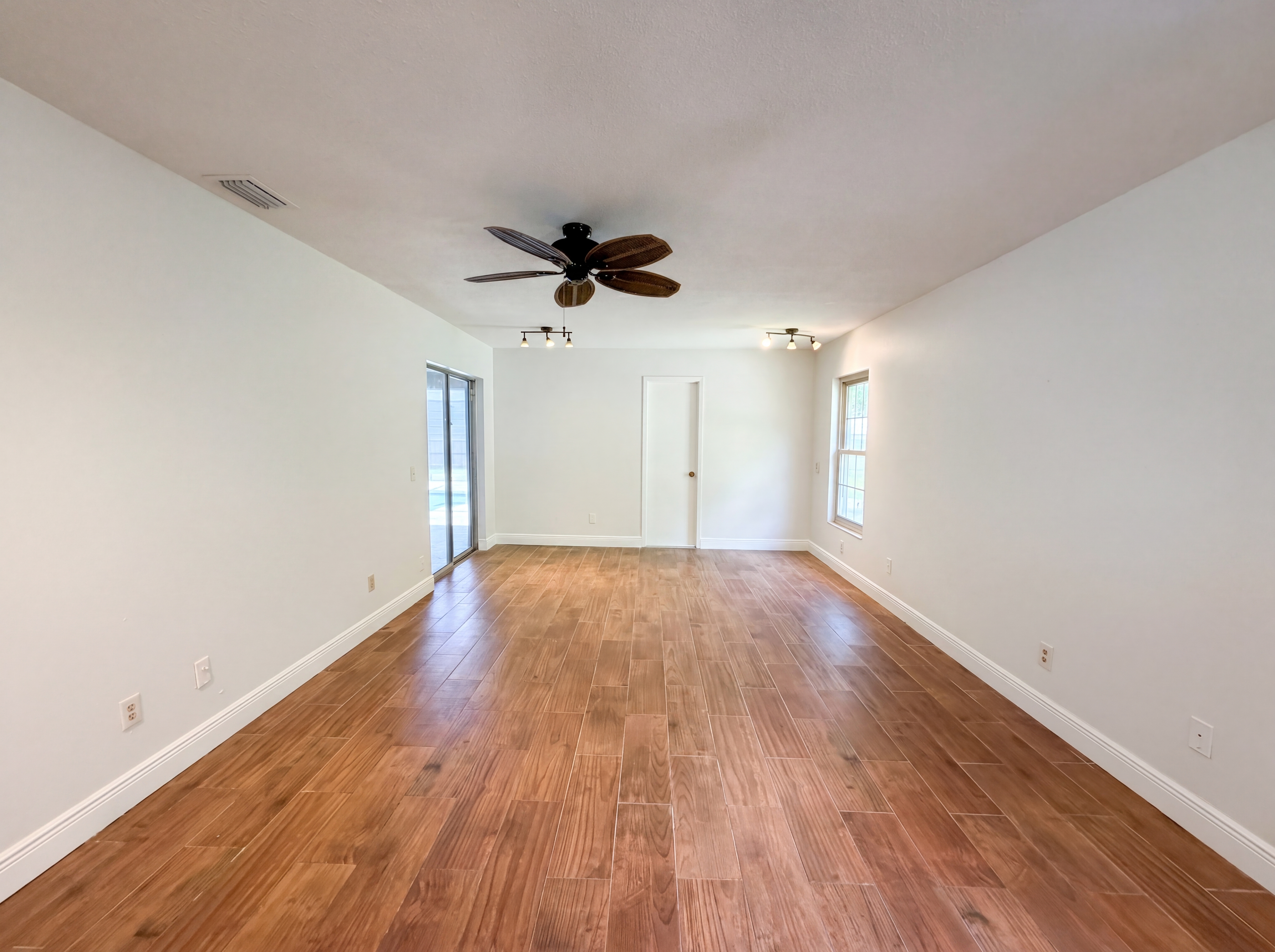 Photo 10 of 29 of 2534 Victarra Cir, Lutz, FL