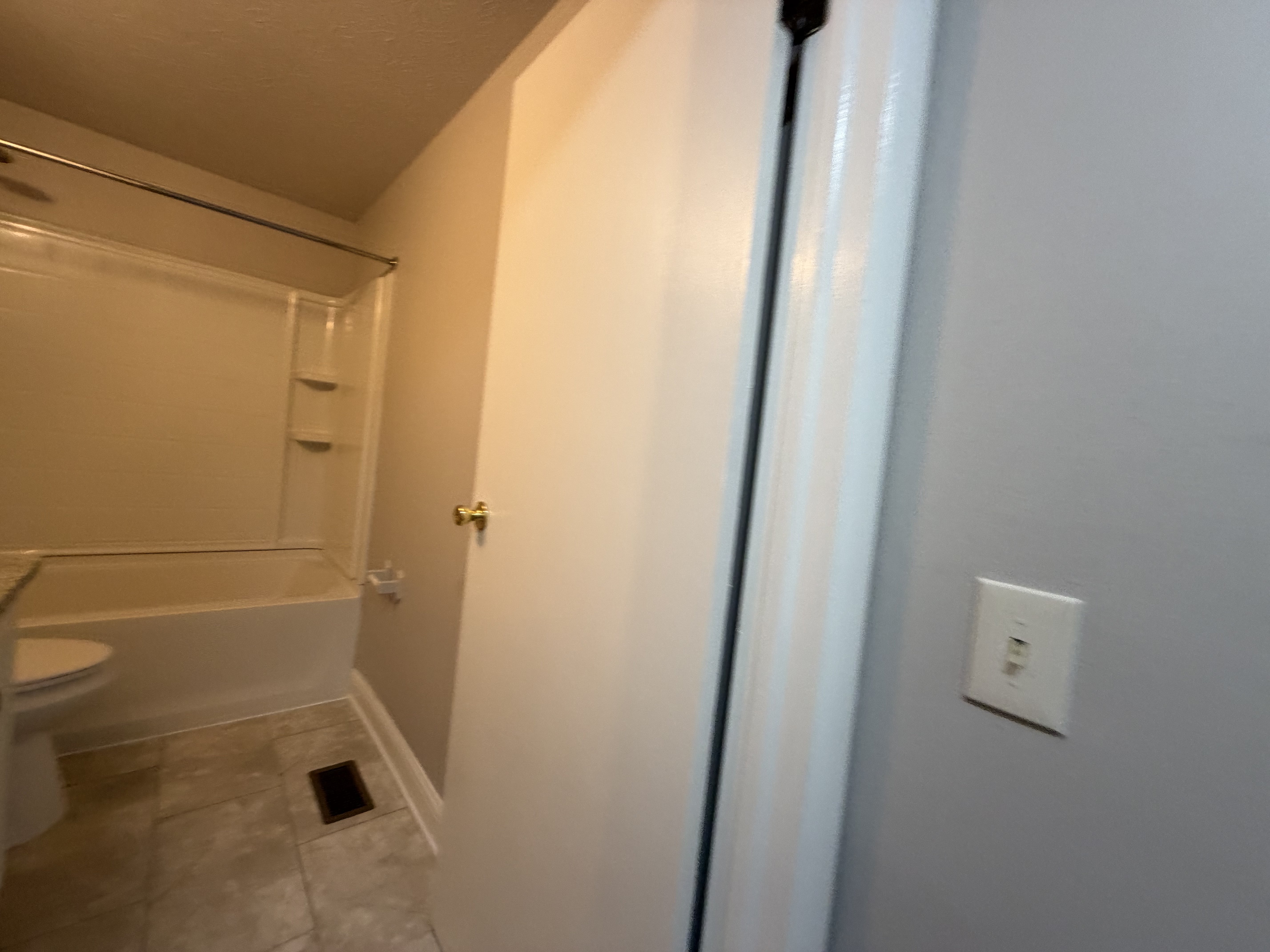 Photo 21 of 33 of 2891 Grosvenor Dr, Cincinnati, OH
