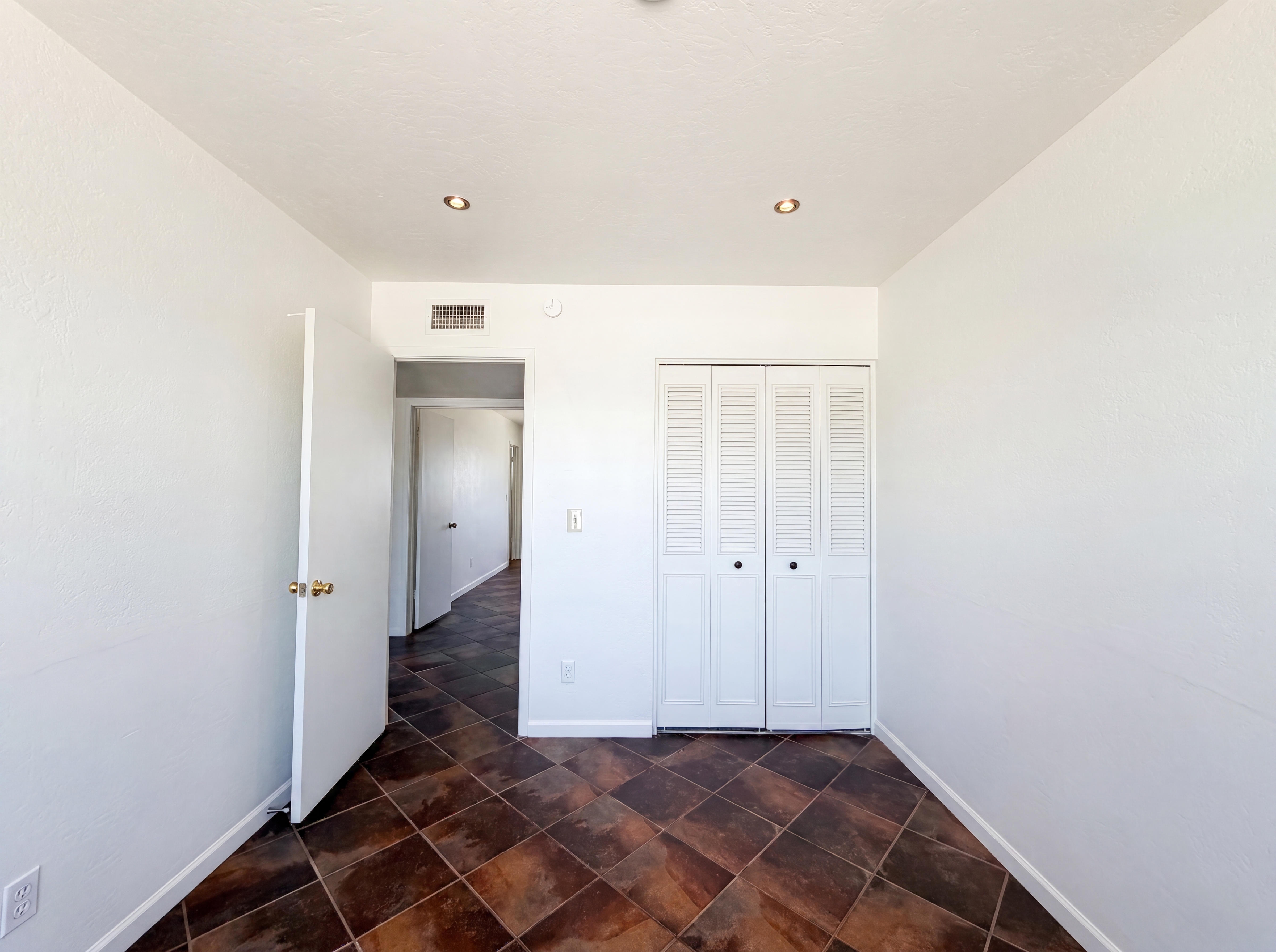 Photo 11 of 20 of 2702 W Carter Dr, Tempe, AZ