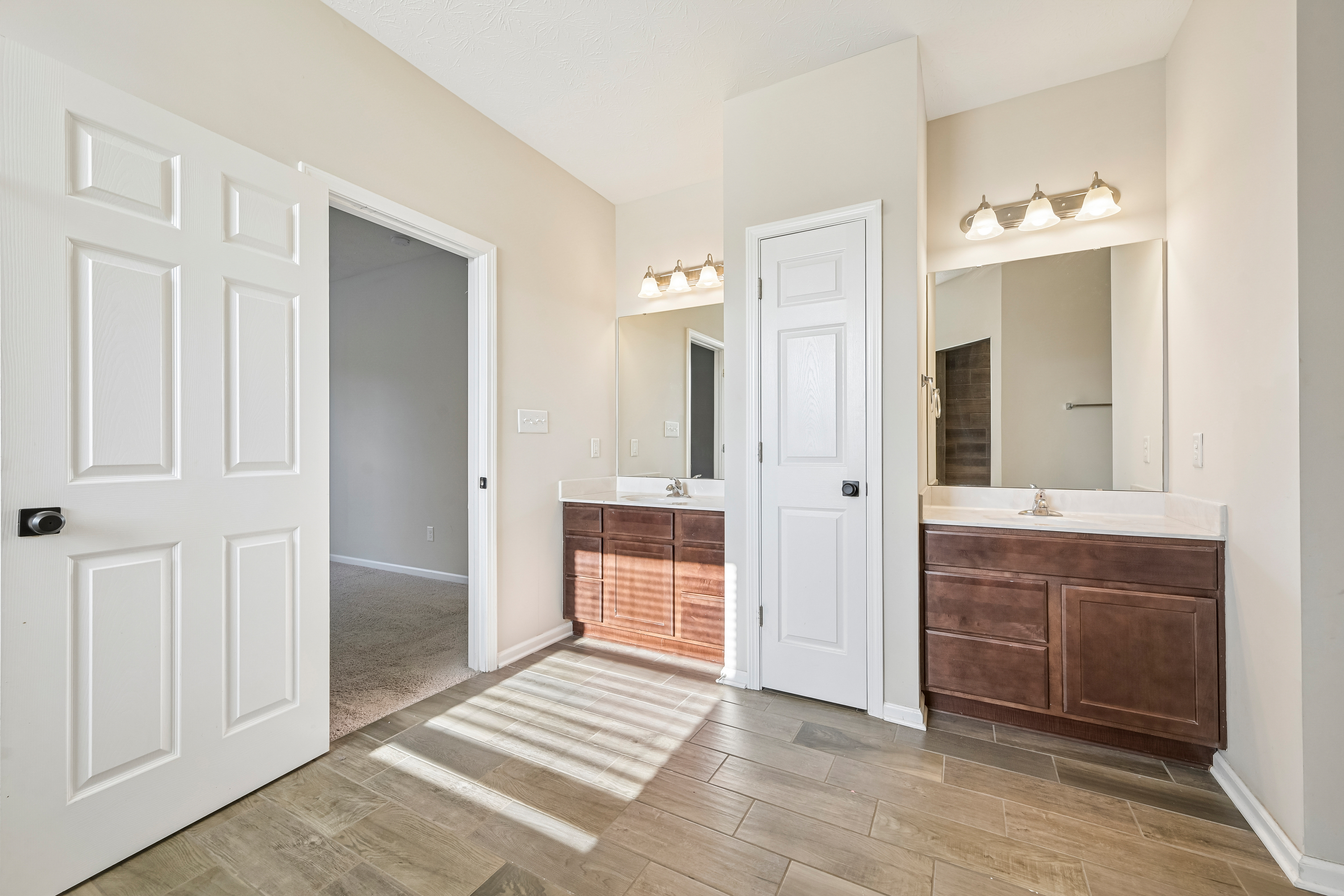 Photo 19 of 44 of 21323 Wharfdale Dr, Noblesville, IN