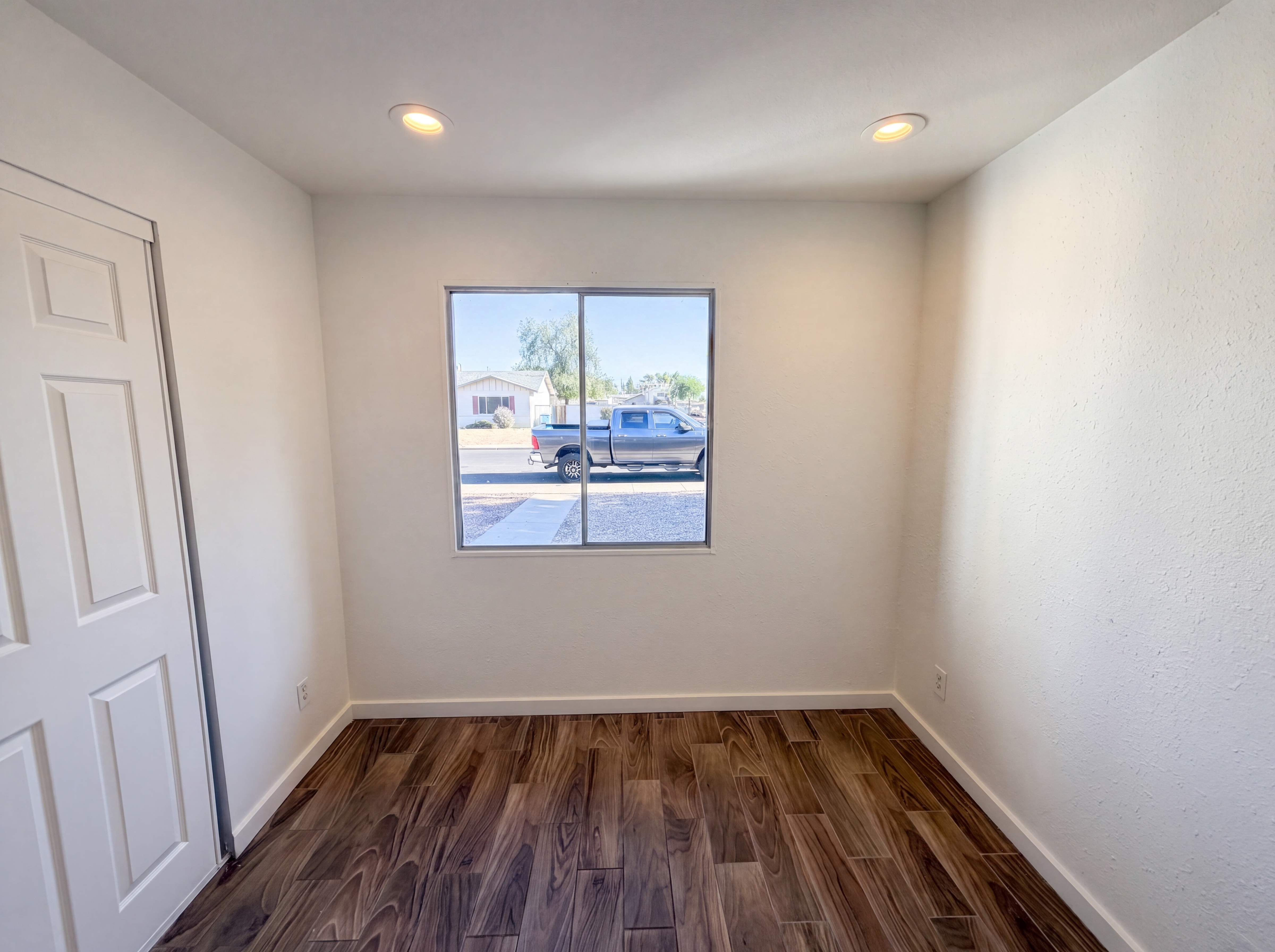 Photo 9 of 21 of 3339 W Country Gables Dr, Phoenix, AZ