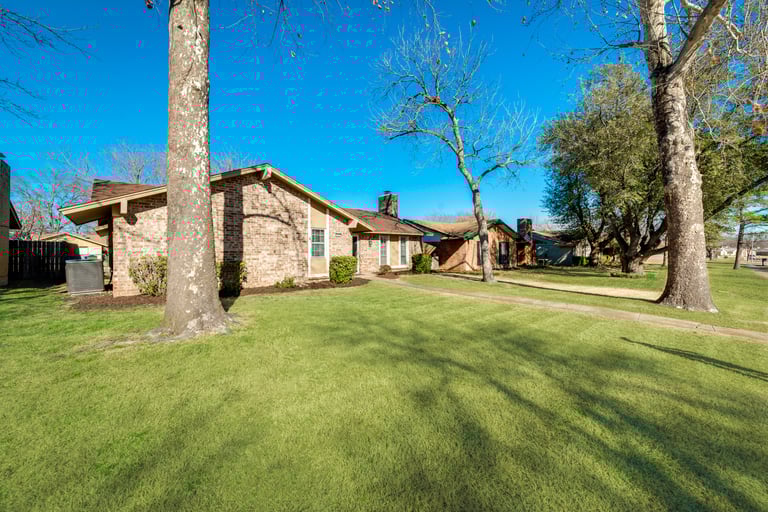 Photo 1 of 27 - 1029 Delores Dr, Garland, TX 75040
