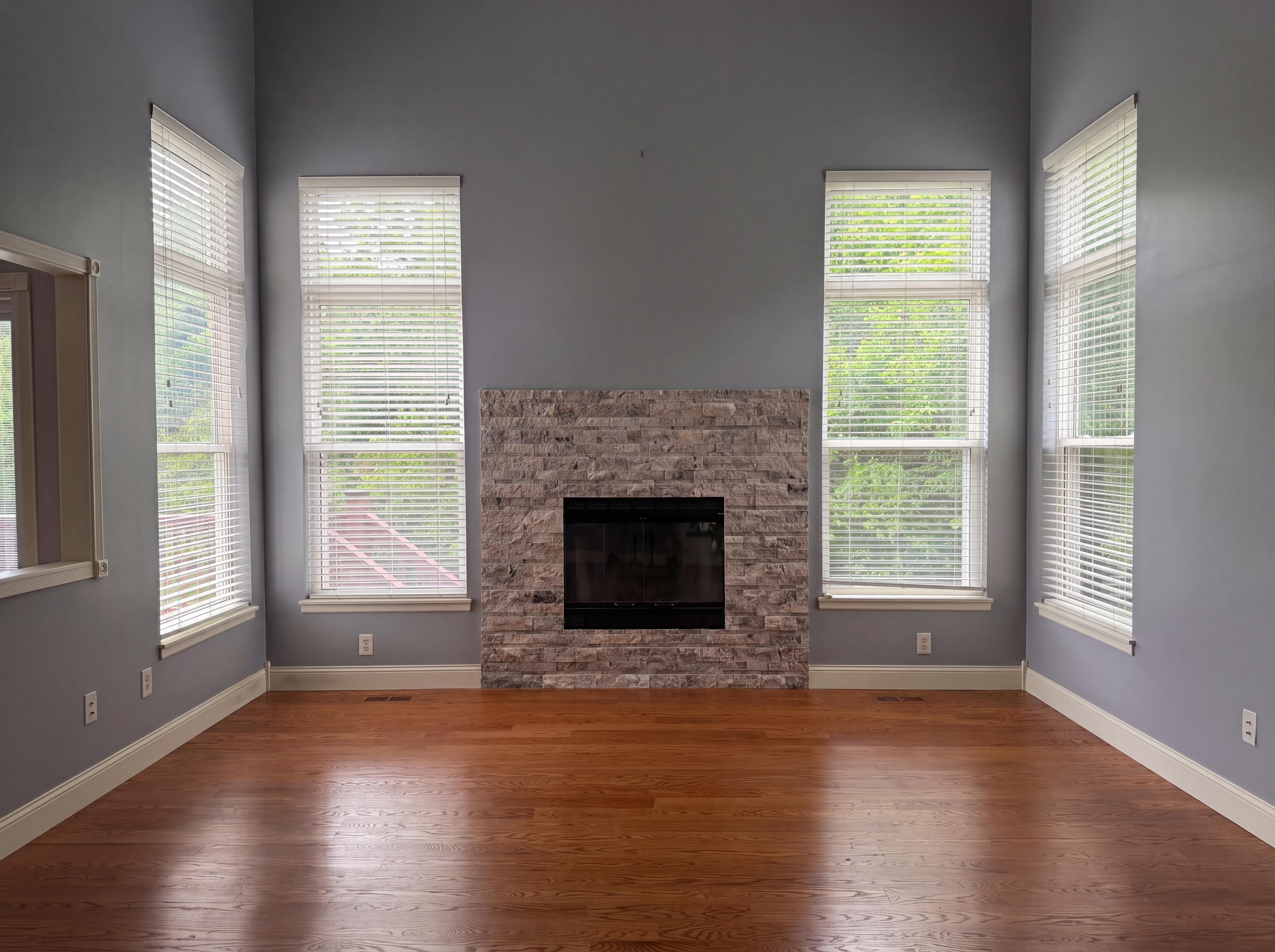 Photo 3 of 22 of 23612 S Lucille Ln, Peculiar, MO