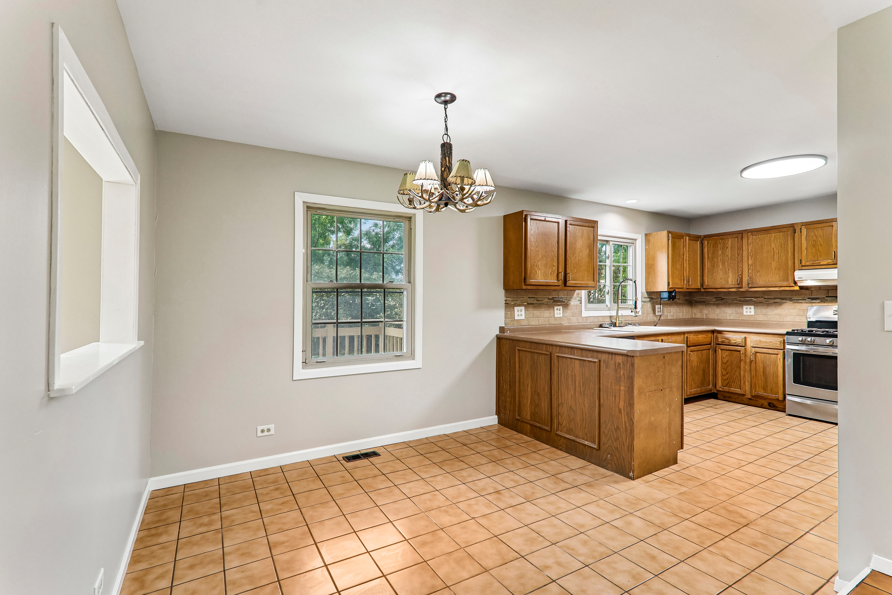 Photo 6 of 41 of 4399 Bluebird Ct, Gurnee, IL