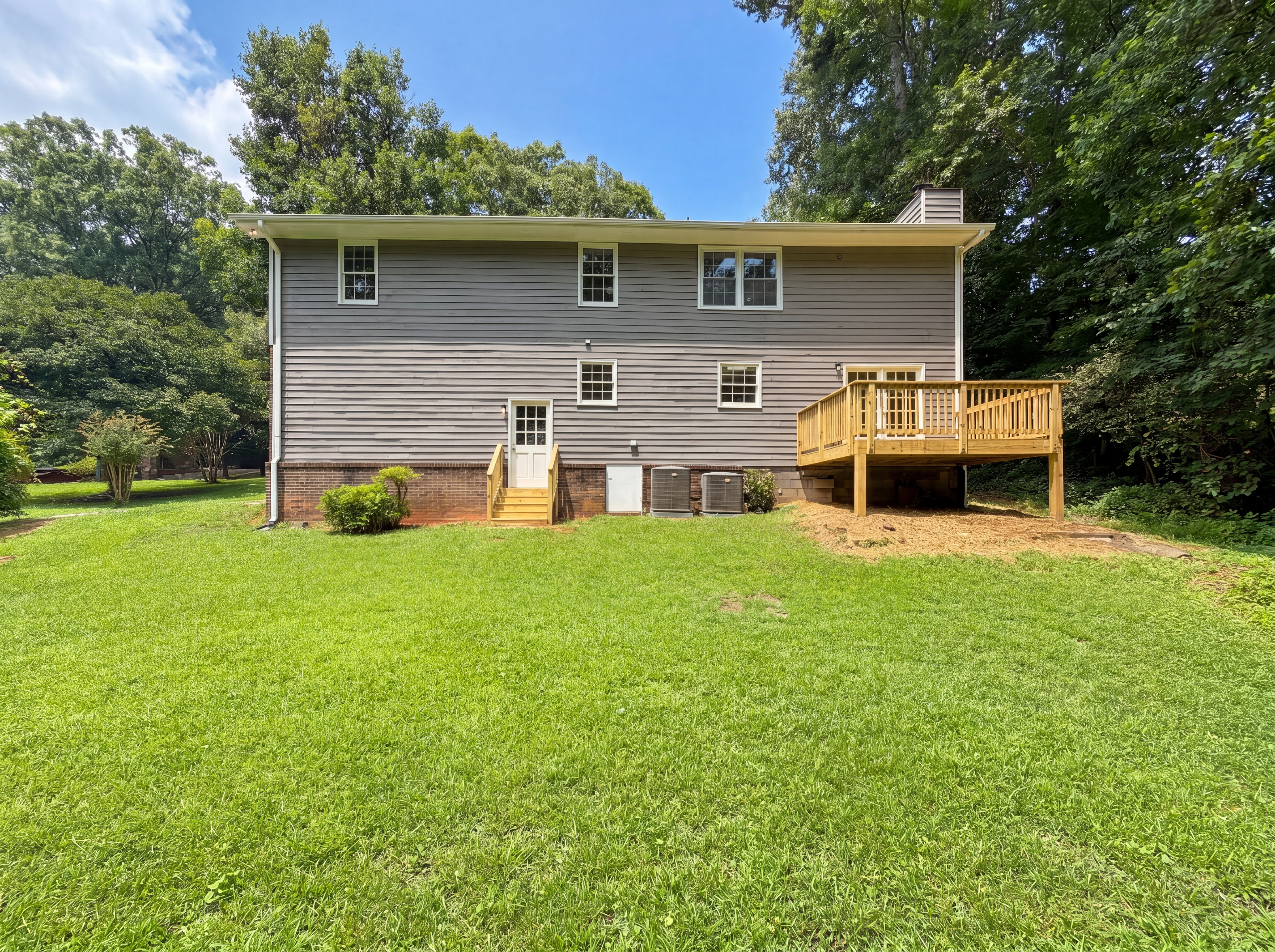 Photo 5 of 31 of 6486 Lynndale Ln, Morrow, GA