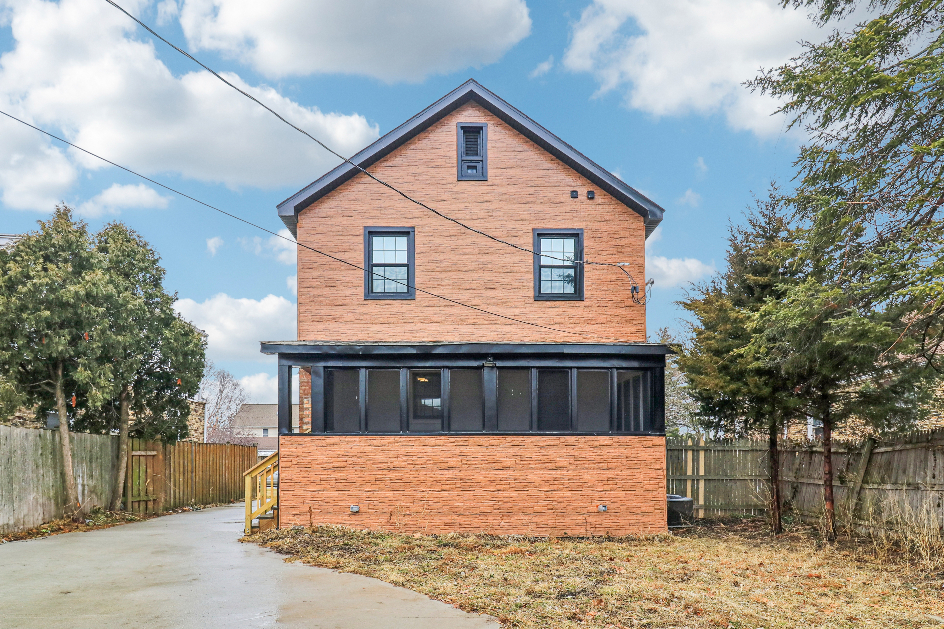 Photo 5 of 48 of 1509 Center St, Des Plaines, IL