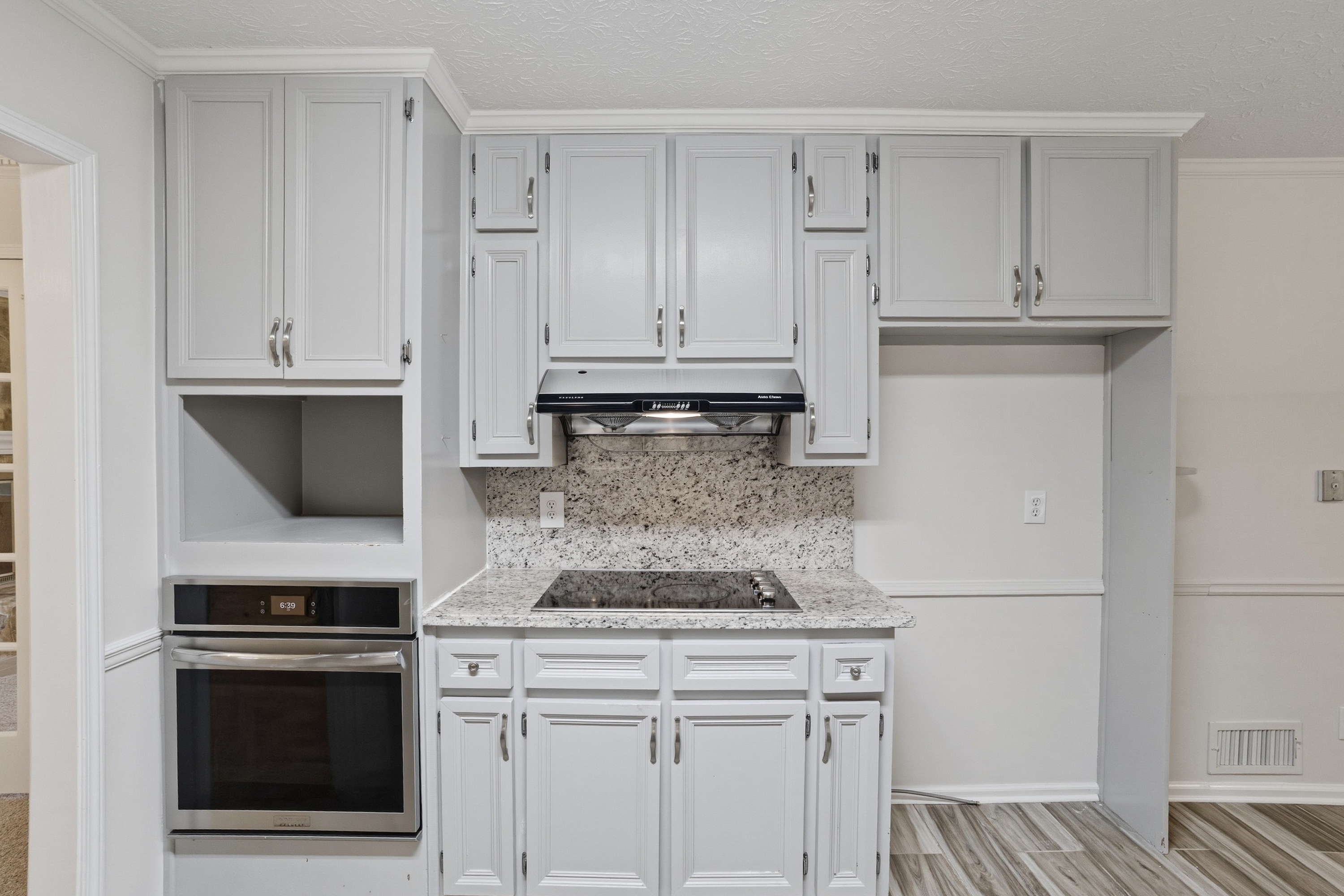 Photo 10 of 37 of 3839 Cotswold Dr , Lilburn, GA