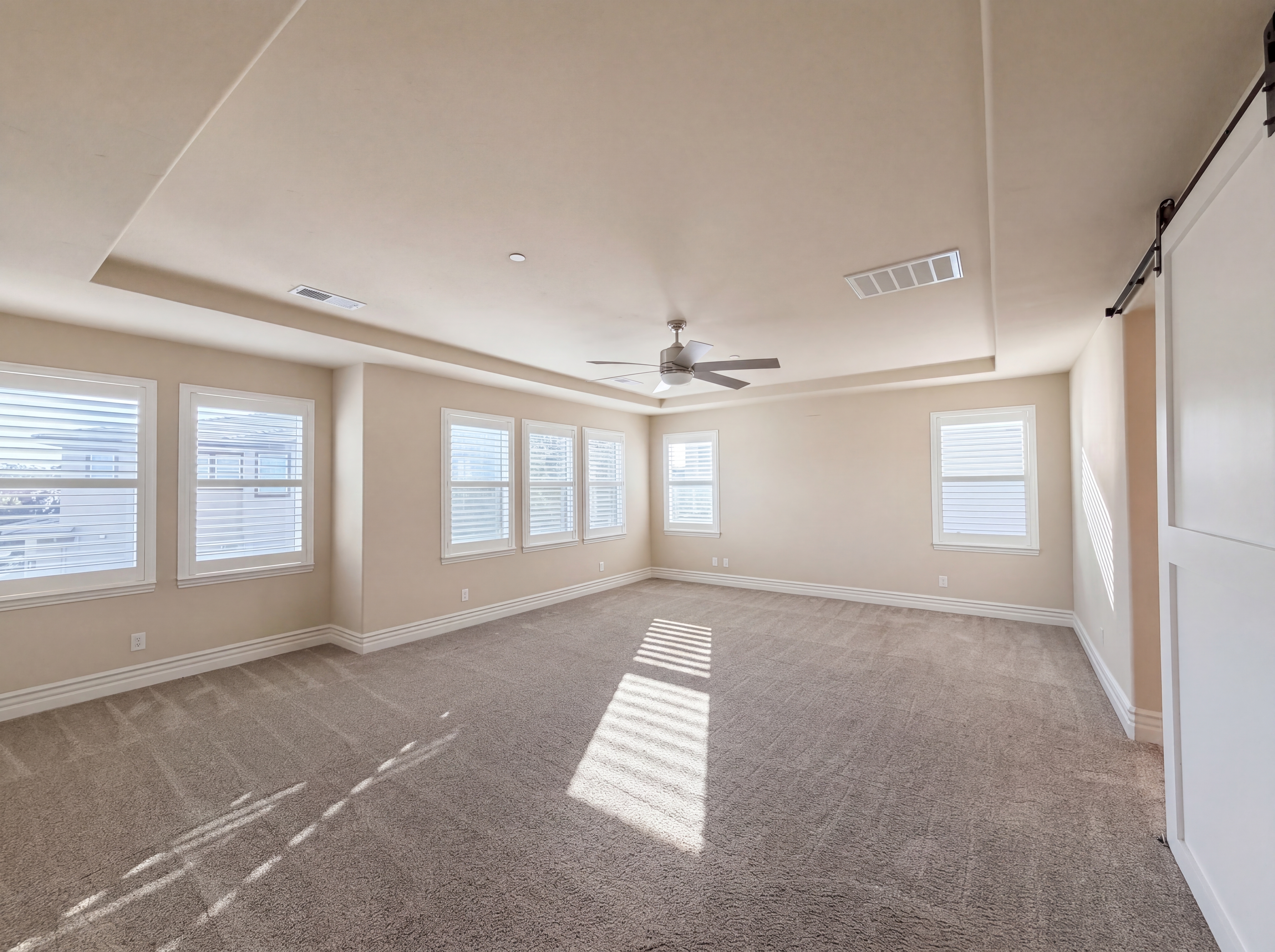 Photo 4 of 36 of 5601 Lakepointe Dr, Rocklin, CA