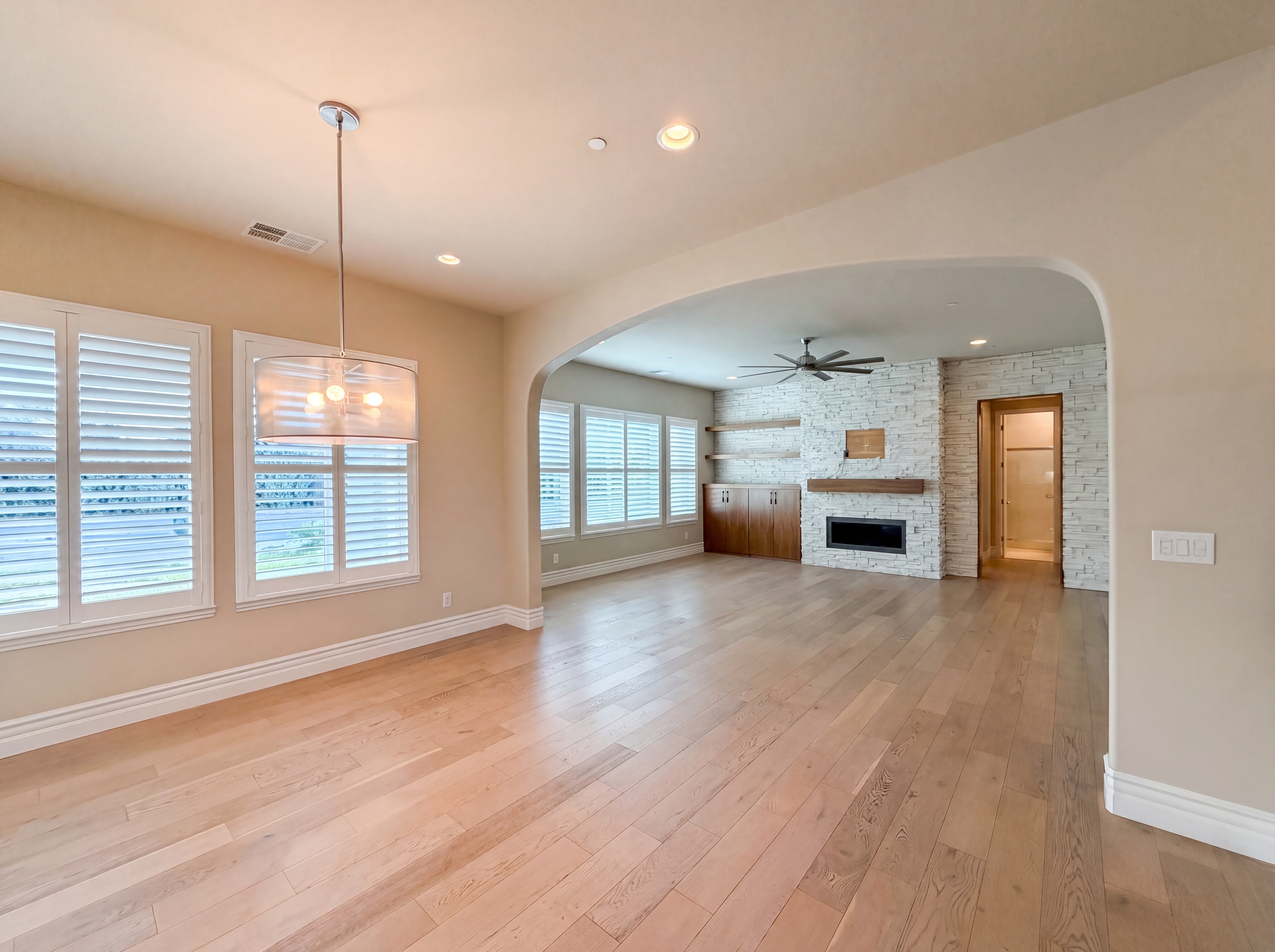 Photo 3 of 36 of 5601 Lakepointe Dr, Rocklin, CA