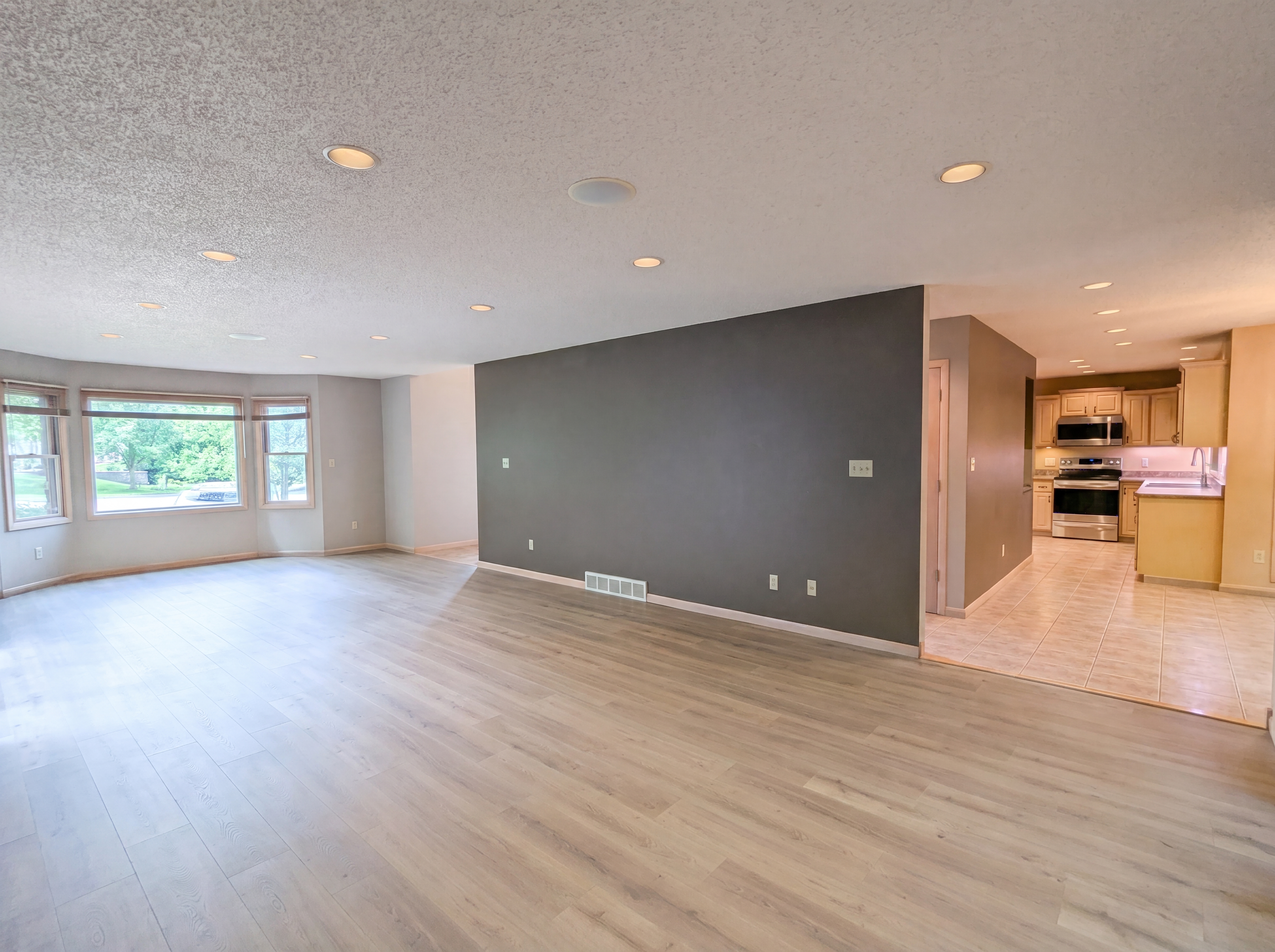 Photo 9 of 33 of 7550 James Dr, North Royalton, OH