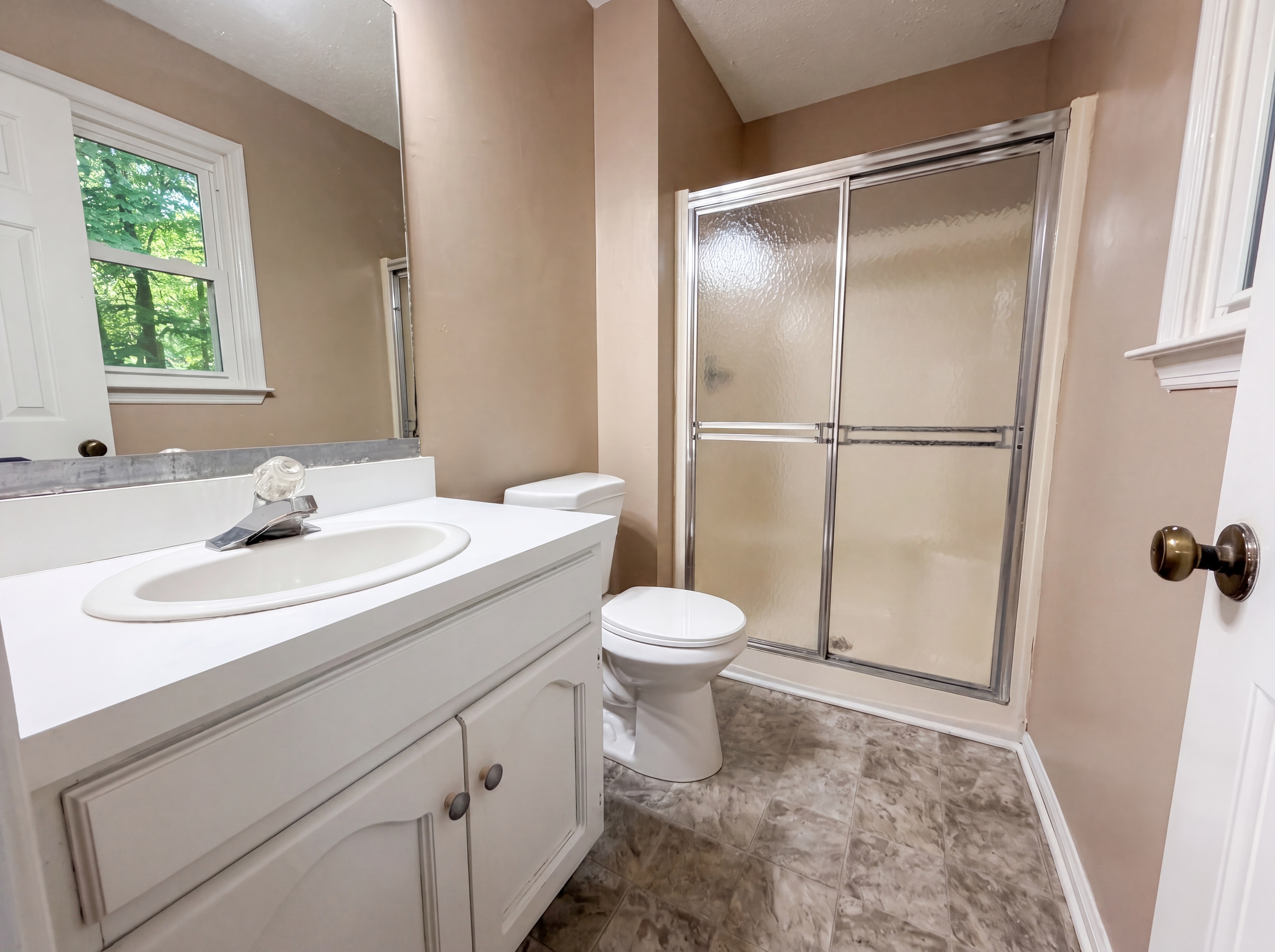 Photo 14 of 18 of 1500 Shady Oak Cir, Birmingham, AL