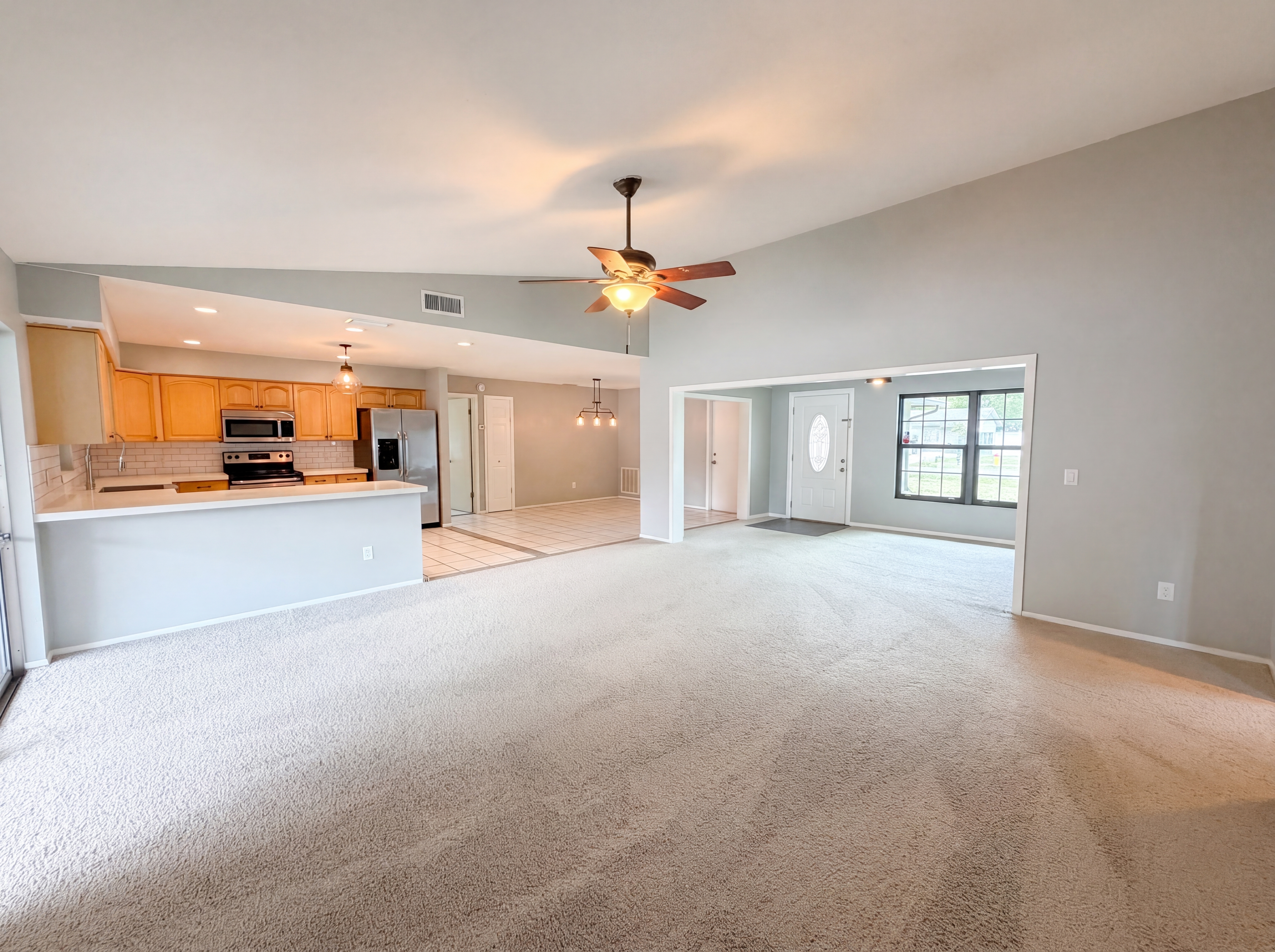 Photo 3 of 23 of 17621 Meadowbridge Dr, Lutz, FL