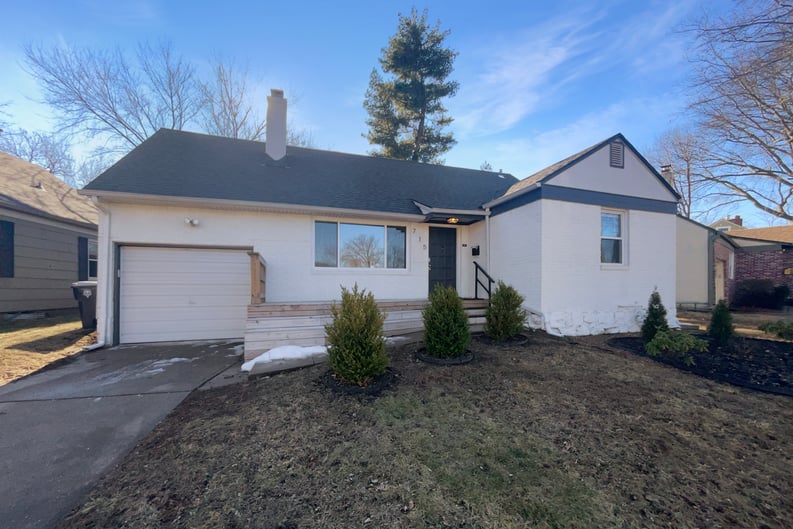 Property photo 1 of 715 E 72nd Ter