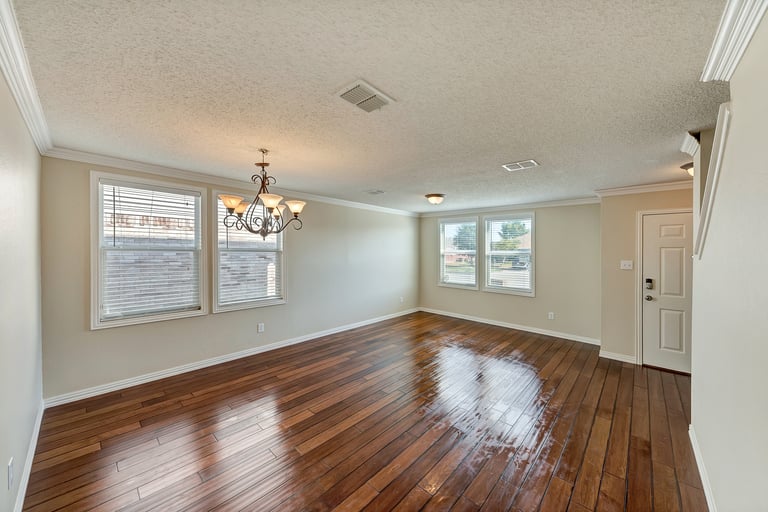 Photo 14 of 33 - 2056 Crosbyton Ln, Grand Prairie, TX 75052
