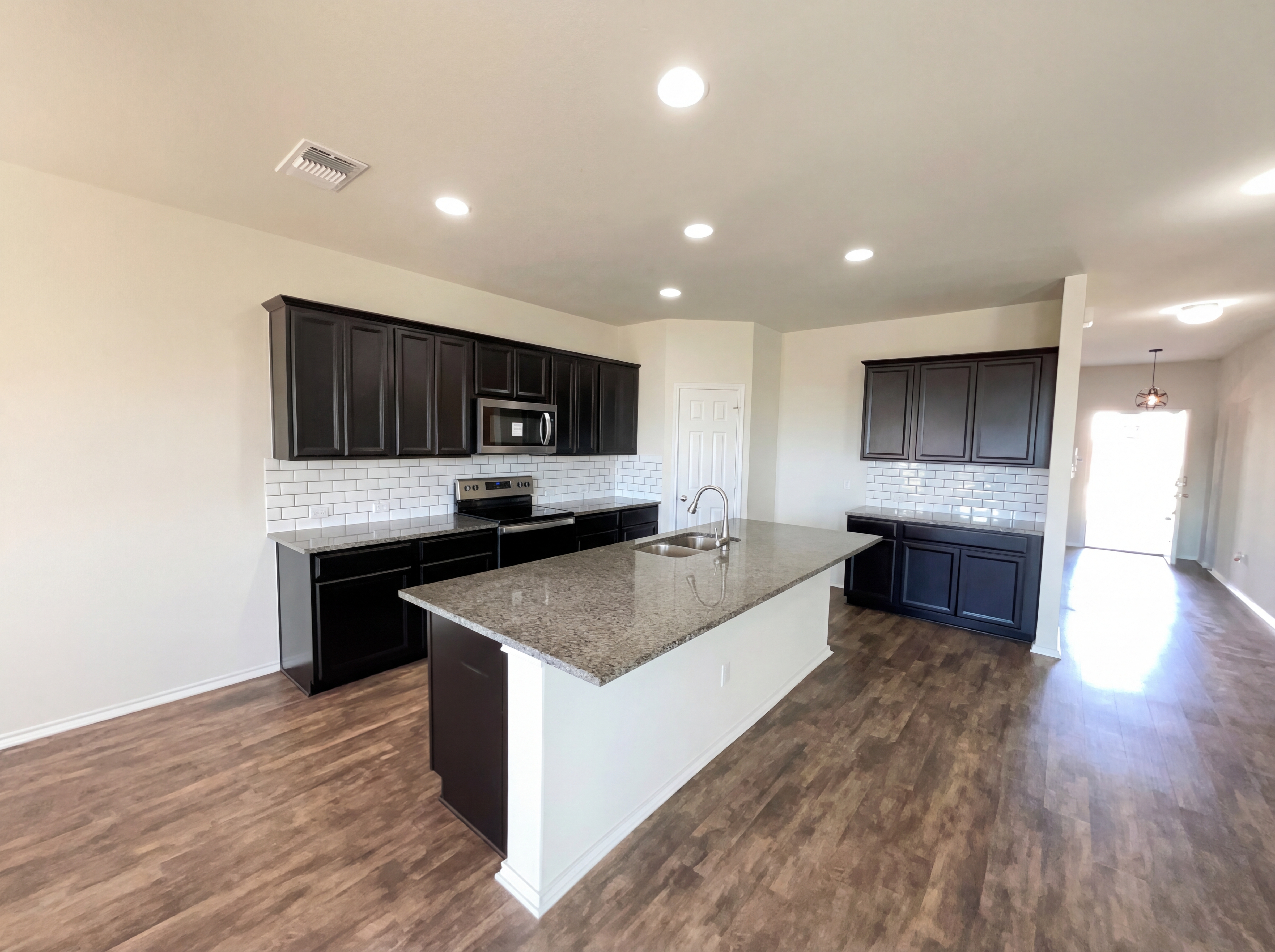 Photo 8 of 22 of 709 Hummingbird Ln, Leander, TX