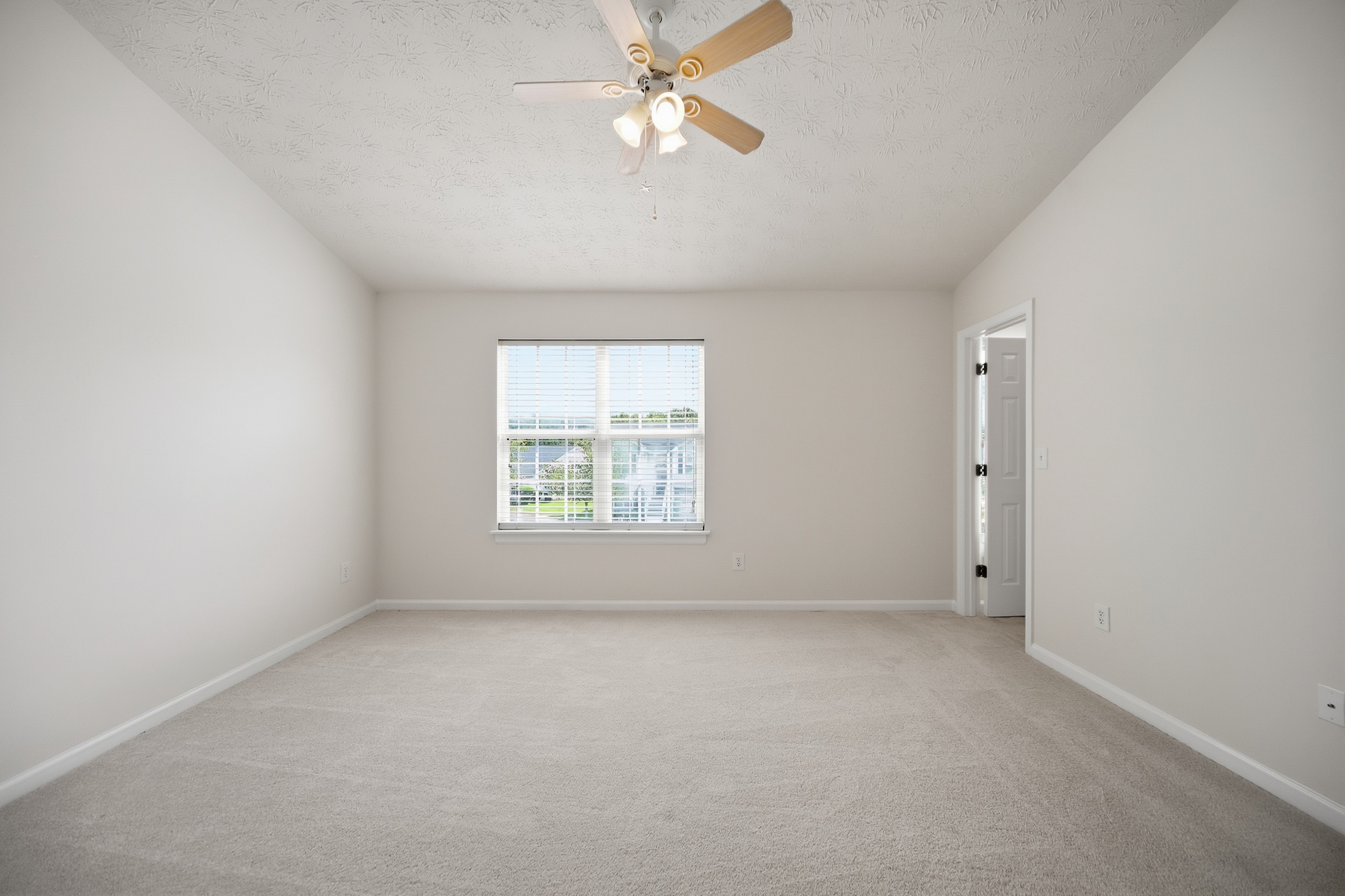 Photo 10 of 28 of 2479 Feathertree Ln, Lawrenceville, GA