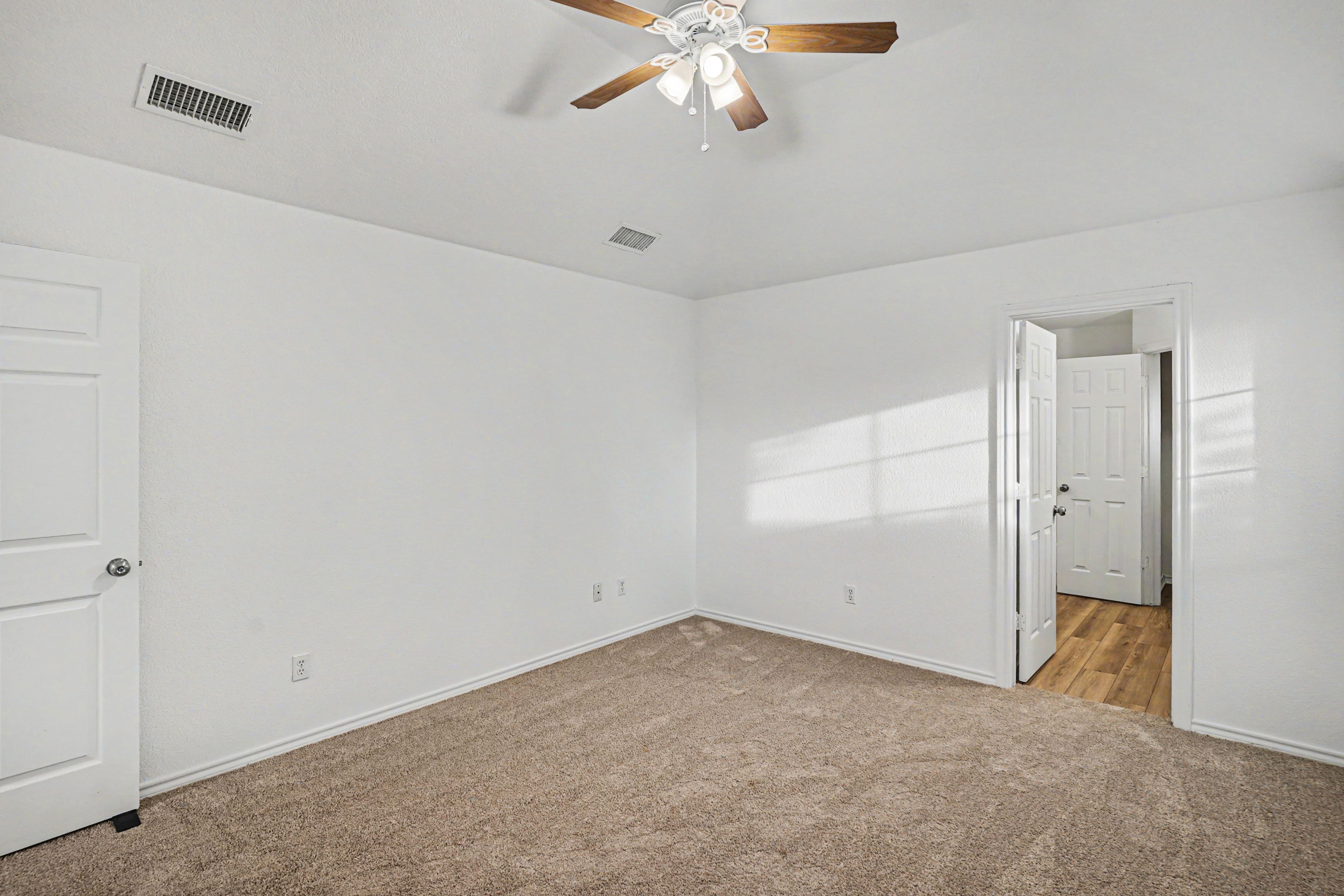 Photo 4 of 17 of 1504 Clover Ln, Granbury, TX