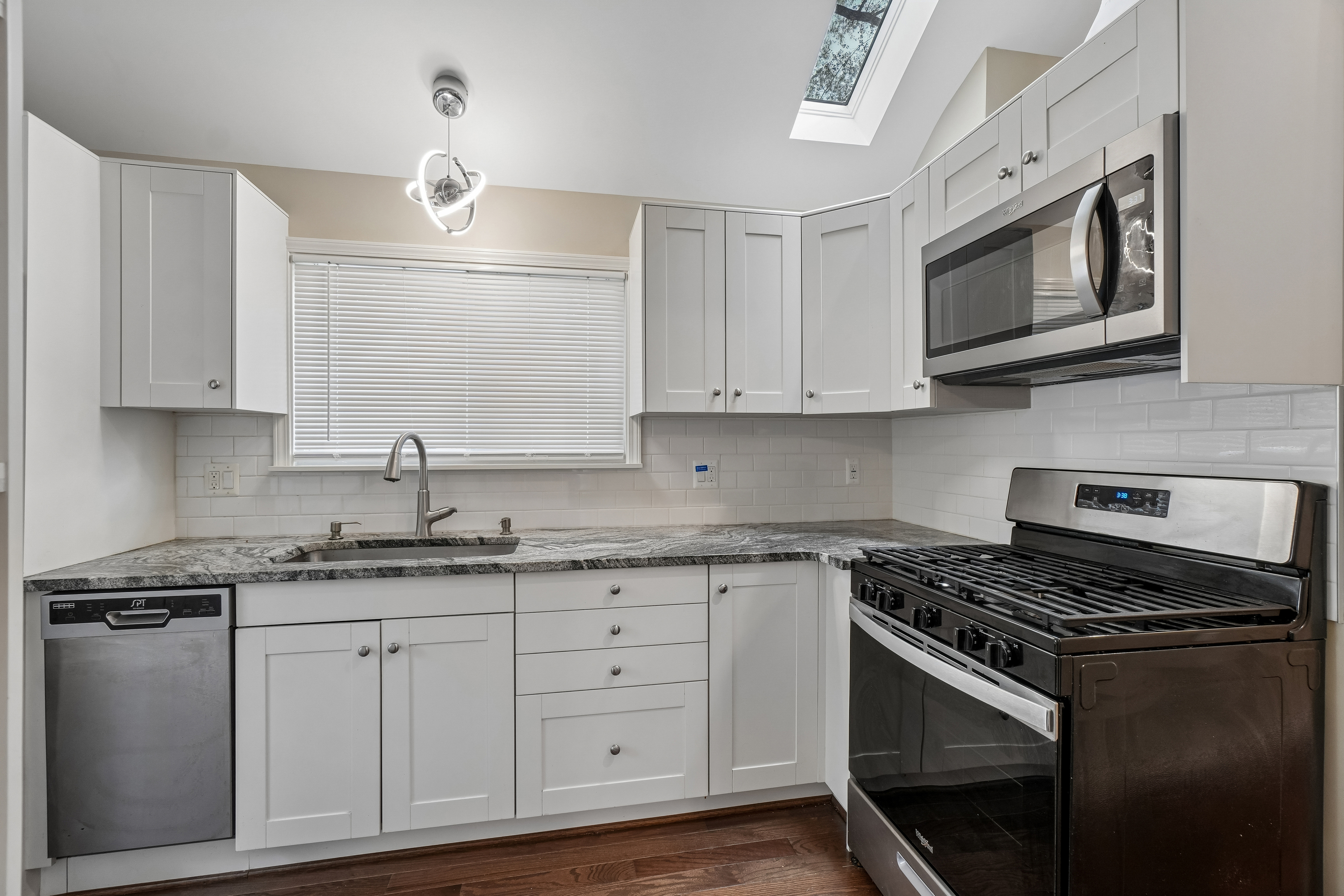 Photo 7 of 38 of 20919 Hollywood St, Harper Woods, MI