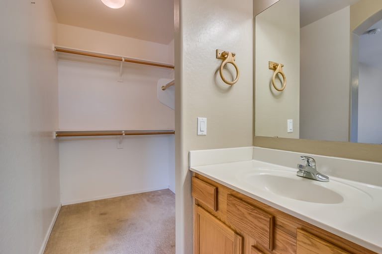 Photo 13 of 25 - 7010 S 24th Ln, Phoenix, AZ 85041