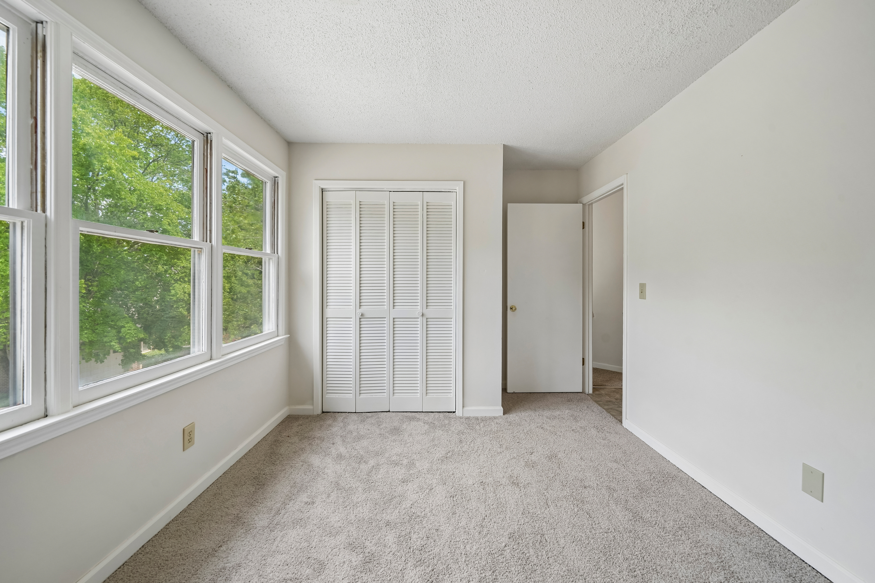 Photo 10 of 33 of 19 Belmonte Ct SW, Atlanta, GA