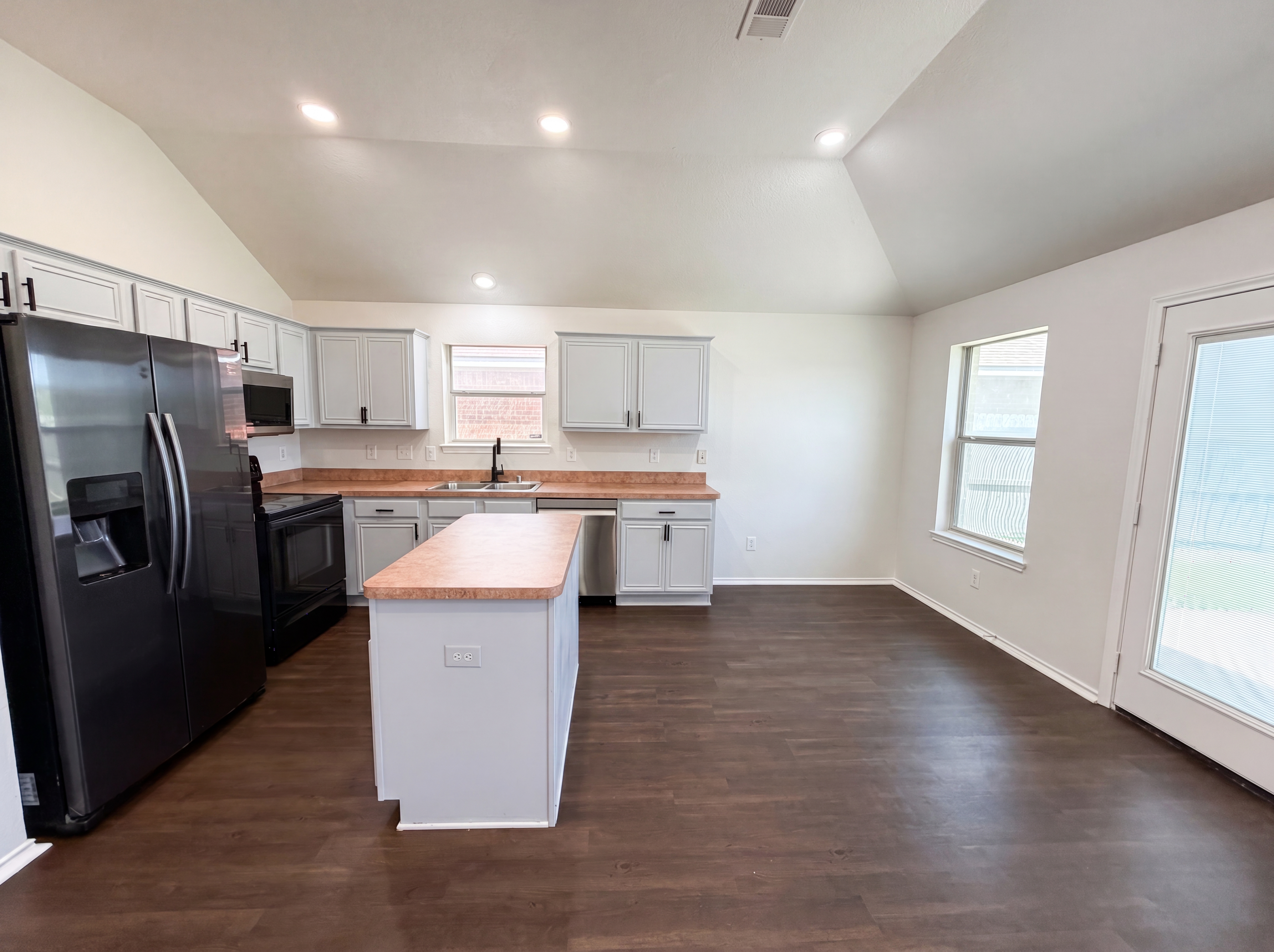 Photo 7 of 16 of 1531 Kensington Pl, Lancaster, TX