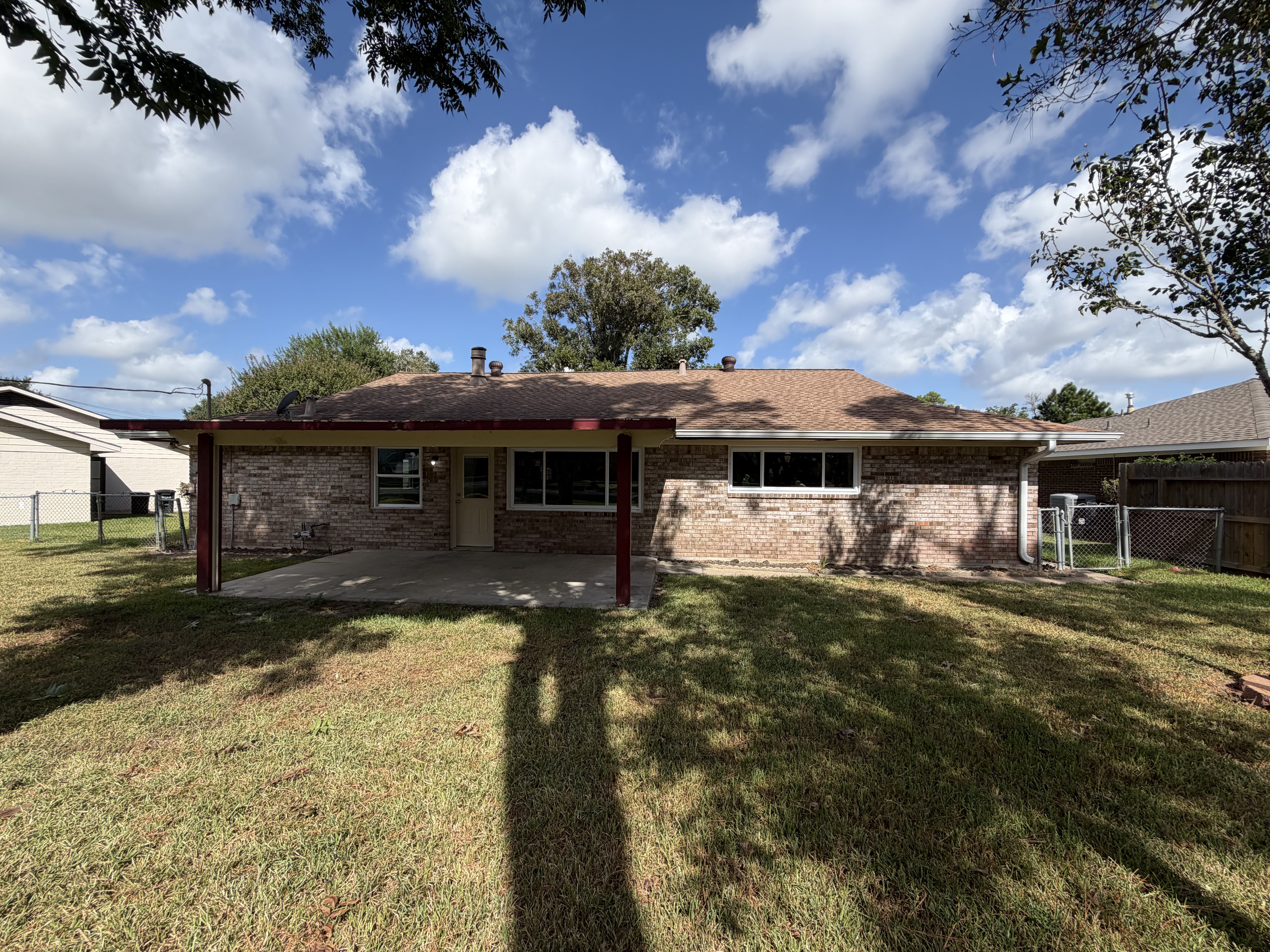 Photo 6 of 19 of 609 Heather Ln, Friendswood, TX