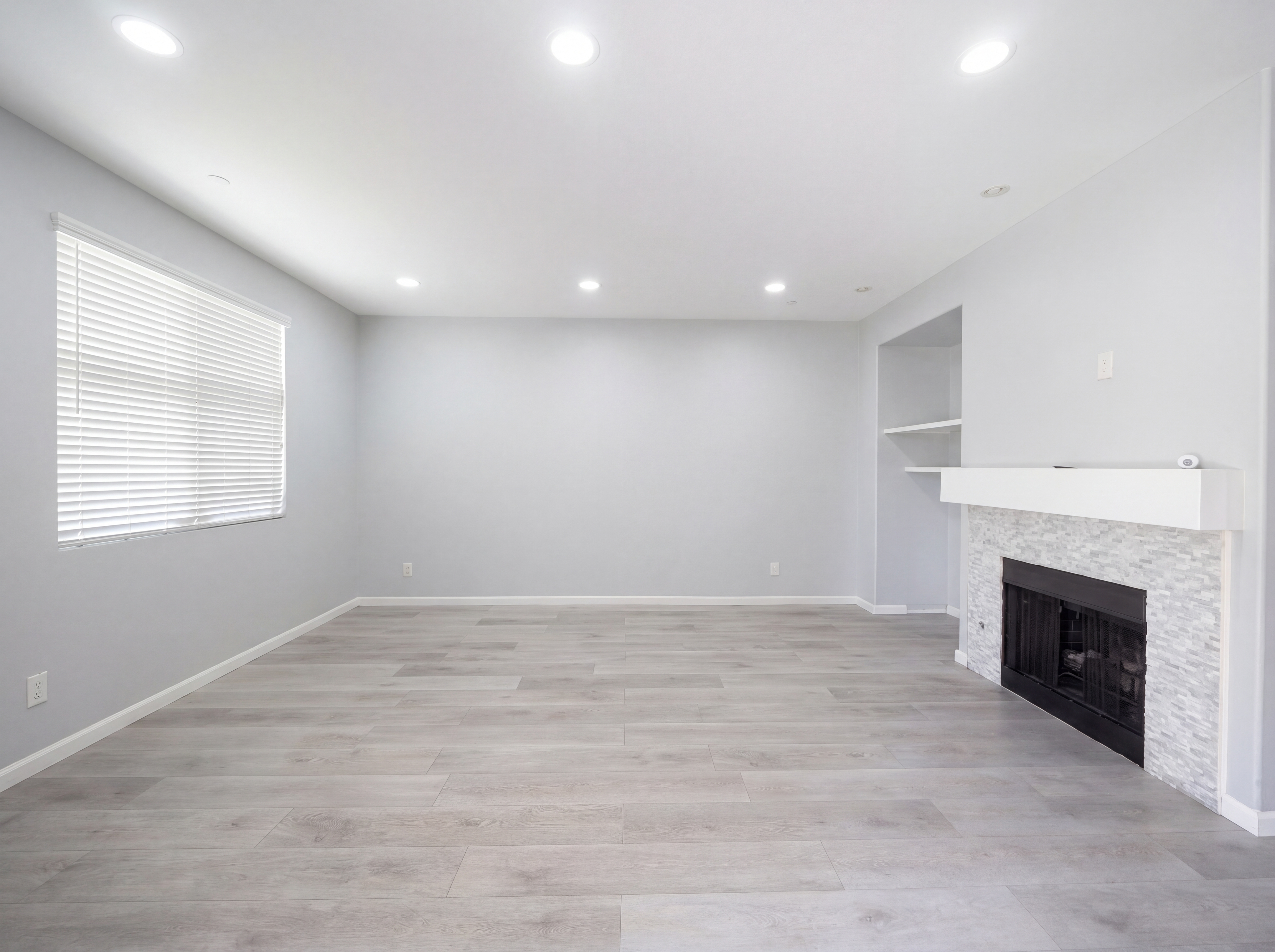 Photo 3 of 17 of 1800 E Lakeshore Dr, Lake Elsinore, CA